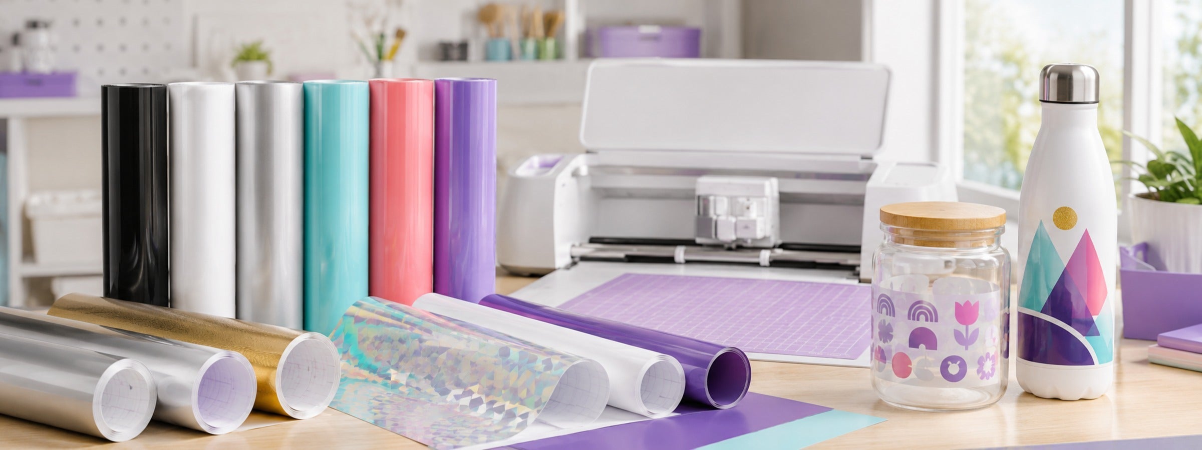 Cricut Vinylfolien in Uni-, Metallic- und Hologrammfarben mit Plotter sowie dekorierter Flasche und Vorratsglas.