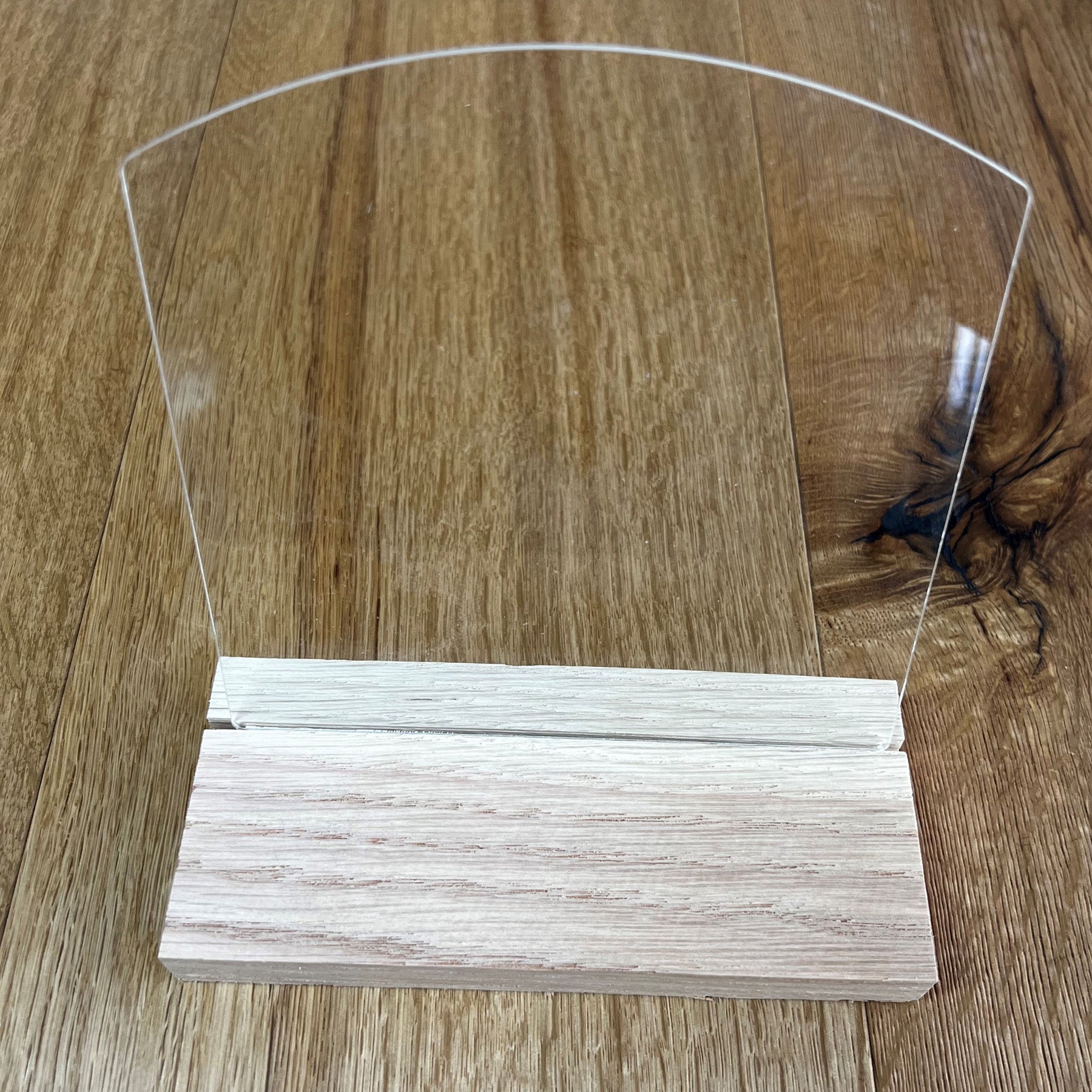 Crealive Acrylglasscheibe - Bogen Eine tolle Ergänzung zu den Bastel Klötzchen sind diese ultraklaren Acrylglasscheiben. Mit kreativer Fantasie lassen sich grossartige Kombi-Projekte erzielen, denn die Acrylglasscheiben harmonieren optimal mit den Klötzchen. Somit lässt sich der unendliche Klötzchen-Bastel-Horizont noch ein Stück erweitern. Du kannst die Scheiben für viele DIY-Schmuckstücke verwenden, wie z.B. - Laternen - Aufsteller - Leuchtkästen - beleuchtete Schilder - Dekokästen