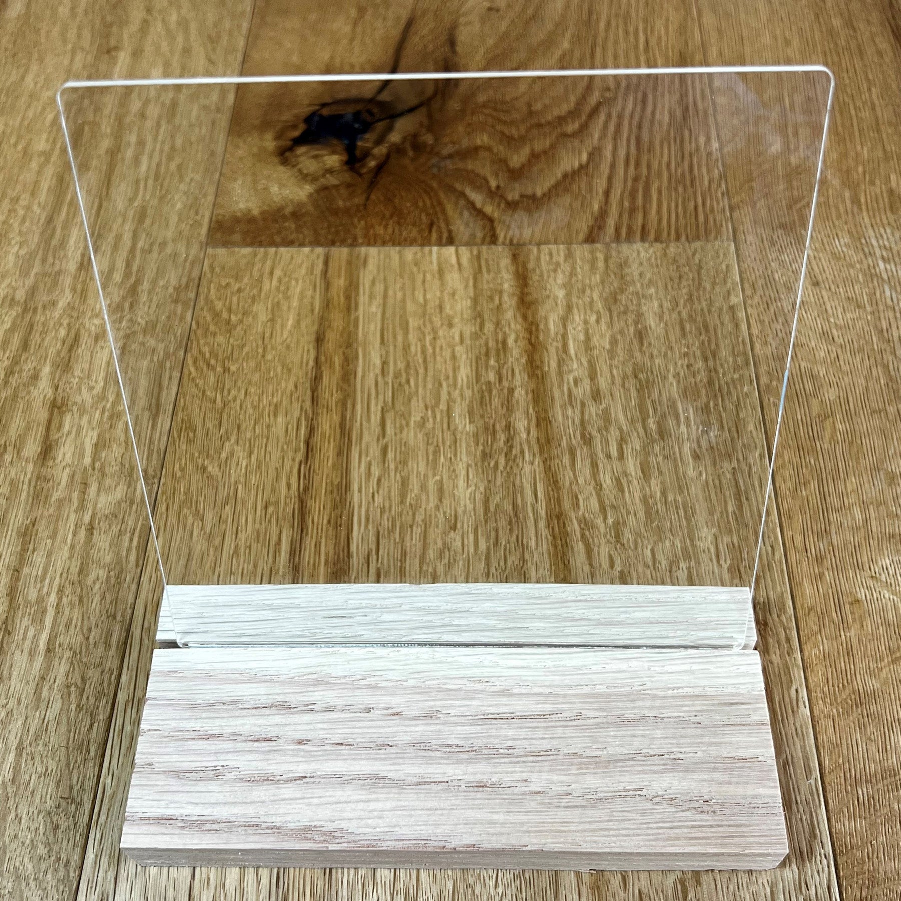 Crealive Acrylglasscheibe - Quadrat Eine tolle Ergänzung zu den Bastel Klötzchen sind diese ultraklaren Acrylglasscheiben. Mit kreativer Fantasie lassen sich grossartige Kombi-Projekte erzielen, denn die Acrylglasscheiben harmonieren optimal mit den Klötzchen. Somit lässt sich der unendliche Klötzchen-Bastel-Horizont noch ein Stück erweitern. Du kannst die Scheiben für viele DIY-Schmuckstücke verwenden, wie z.B. - Laternen - Aufsteller - Leuchtkästen - beleuchtete Schilder - Dekokästen