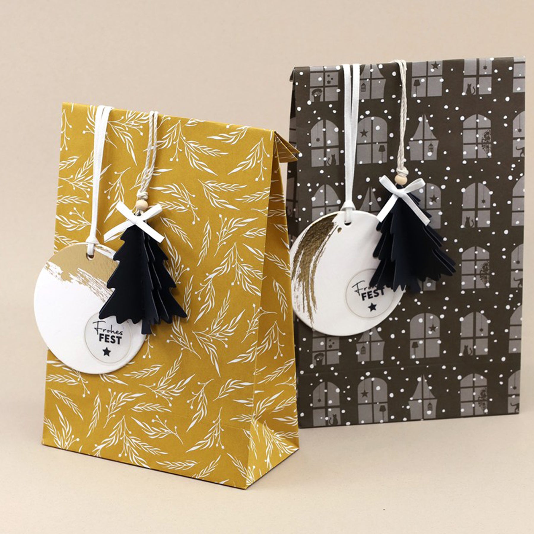 Crealive Anhänger Hangtag - Basic Kreis
Inhalt:
• 6 Anhänger
Spezifikationen:
• Material: Kraftpapier
• Durchmesser: 67 mm
• beidseitig personalisierbar
• Farbe: 3 x Weiss mit Gold-Details
Entdecke die endlosen Möglichkeiten der Kreativität mit den Basis Anhänger von Artoz. Diese Hangtags sind ideal zum Selbergestalten mit Stempeln, Farben und mehr, um deinen Geschenken und DIY-Projekten eine persönliche Note zu verleihen. Mit hochwertigem Kraftpapiermaterial bieten diese Hangtags die perfekte Leinwan