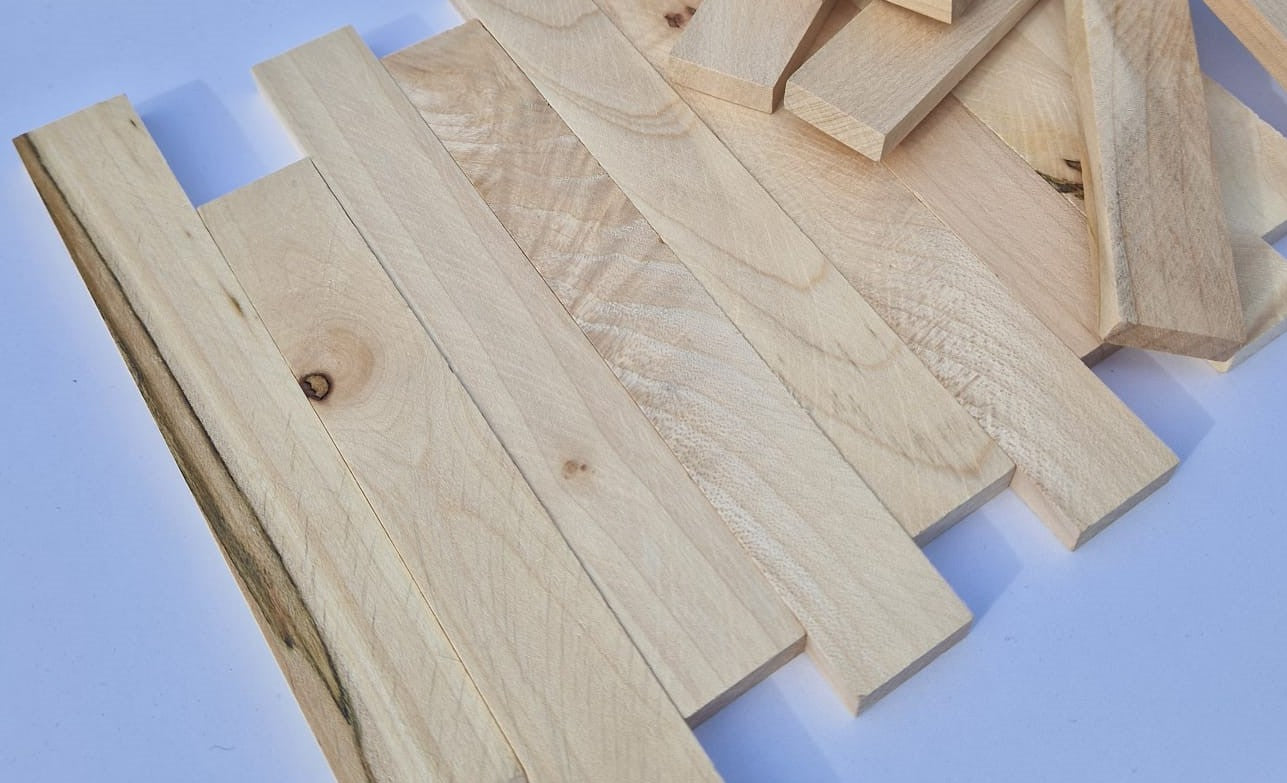 Crealive Holz-Klötzchen - Bergahorn Du kannst einzigartige DIY-Projekte verwirklichen. z.B. Kartenhalter, Bilderrahmen, Rahmen für 3D-Bilder, Laternen, Serviettenhalter, Topfuntersetzer und vieles mehr. Mit diesen Bastelklötzchen gestaltest du individuelle Dekorationen für dich und kannst natürlich auch ganz viel Freude verschenken.