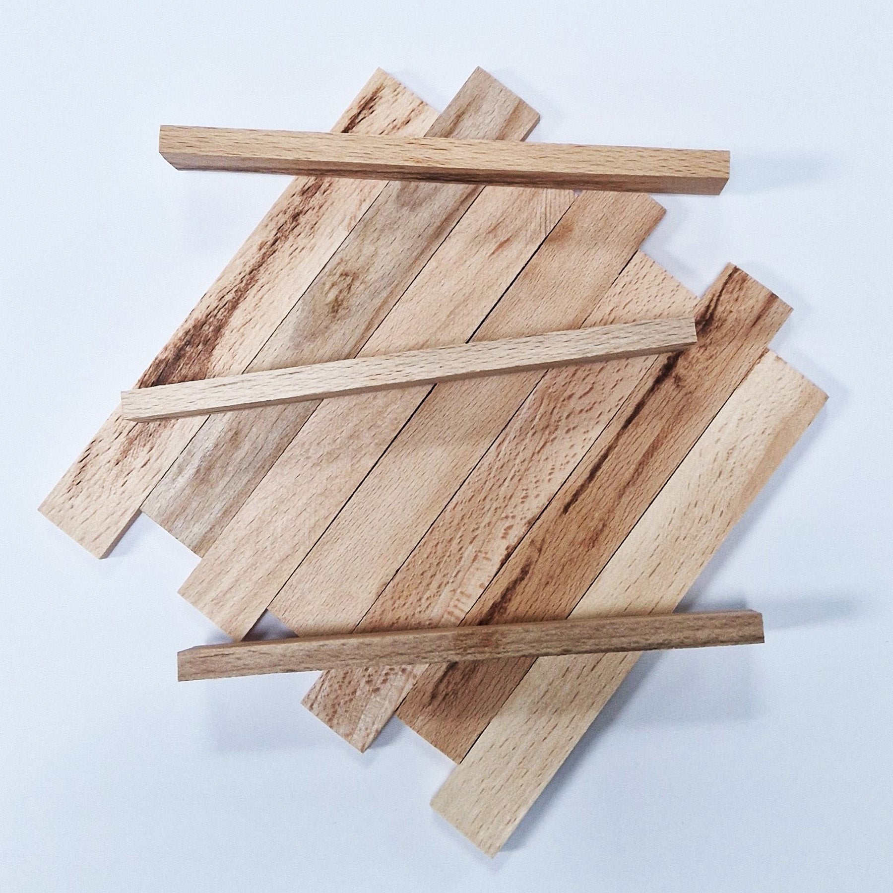 Crealive Bastelklötzchen - Buche Die schönen naturbelassenen Buche Bastelklötzchen haben einen sehr hellen Holzton. Gebastelte Dekoartikel und Wohnaccessoires aus diesen edlen Holzklötzchen strahlen Leichtigkeit aus und verleihen deinen Räumen ein natürliches Wohngefühl. Du kannst einzigartige DIY-Projekte verwirklichen. z.B. Kartenhalter, Bilderrahmen, Rahmen für 3D-Bilder, Laternen, Serviettenhalter, Topfuntersetzer und vieles mehr. Marke: Klötzchenmann