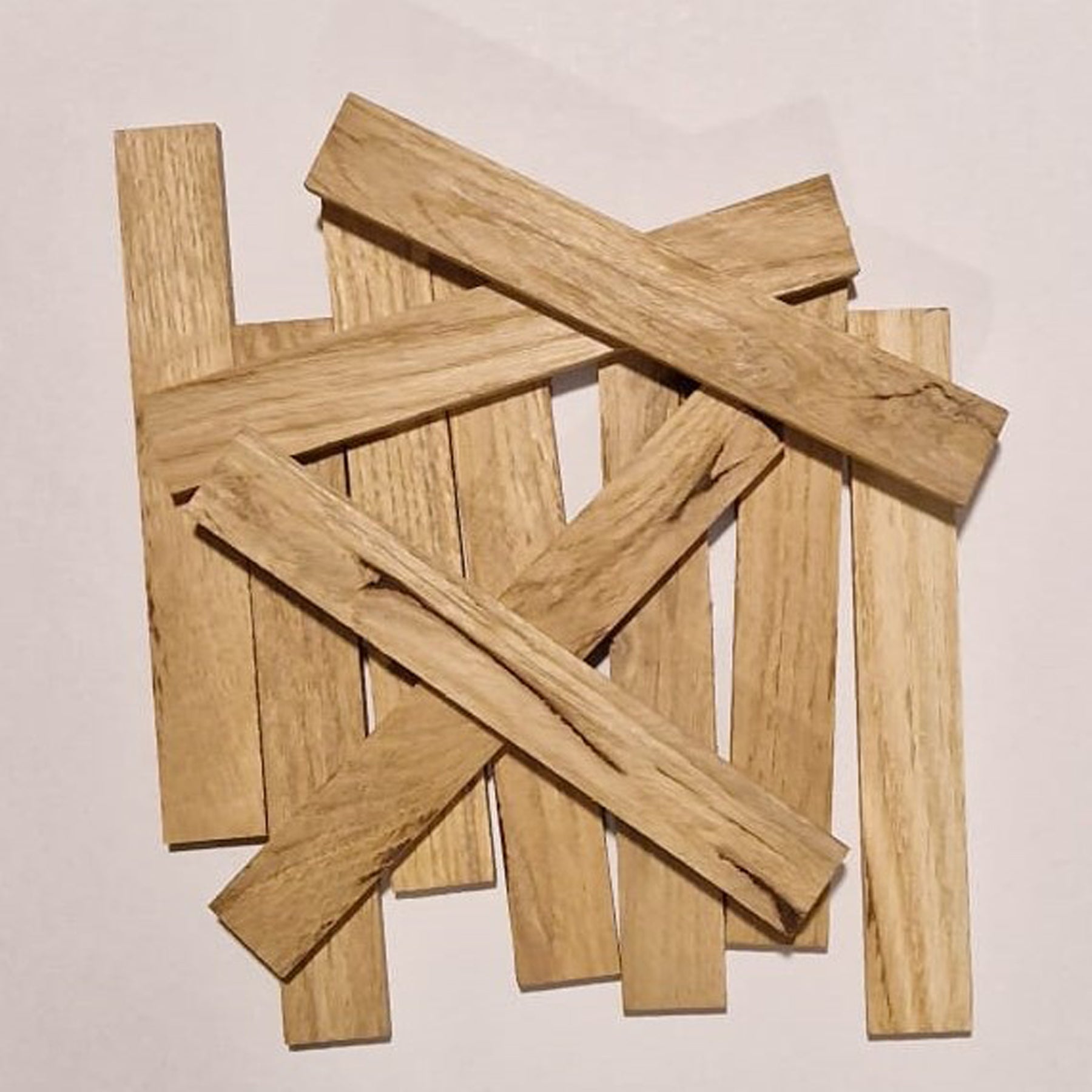Crealive Holz-Klötzchen - Eiche rustikal Die natürlichen und robusten Eiche Holz-Klötzchen lassen sich in unzählige DIY-Projekte 'verbasteln' und klötzeln. Der eher helle und zeitlose Eicheholz-Farbton mit rustikalem Touch strahlt Ruhe und Gemütlichkeit aus und passt dadurch zu jedem Wohnstil.