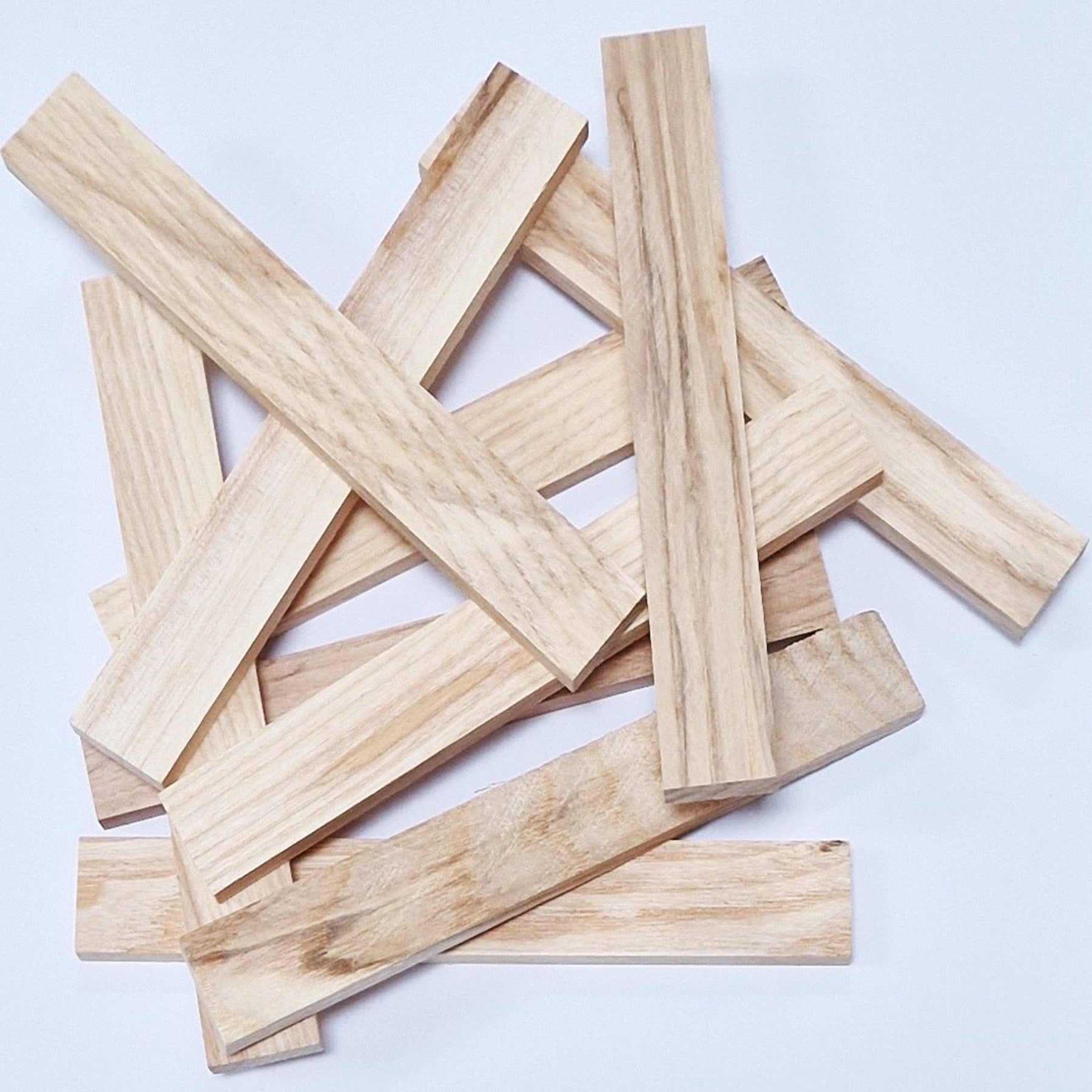 Crealive Bastelklötzchen - Esche Die natürlichen Esche Holz-Klötzchen begeistern mit ihrer attraktiven Optik. Durch die charakteristisch marmorierten Zeichnungen im Holz integrieren sich deine DIY-Projekte sehr gut in fast alle Einrichtungsstile. Ausserdem zählt Eschenholz zu den beliebtesten heimischen Nutzholzarten. Du kannst einzigartige DIY-Projekte verwirklichen. z.B. Kartenhalter, Bilderrahmen, Rahmen für 3D-Bilder, Laternen, Serviettenhalter, Topfuntersetzer. Marke: Klötzchenmann
