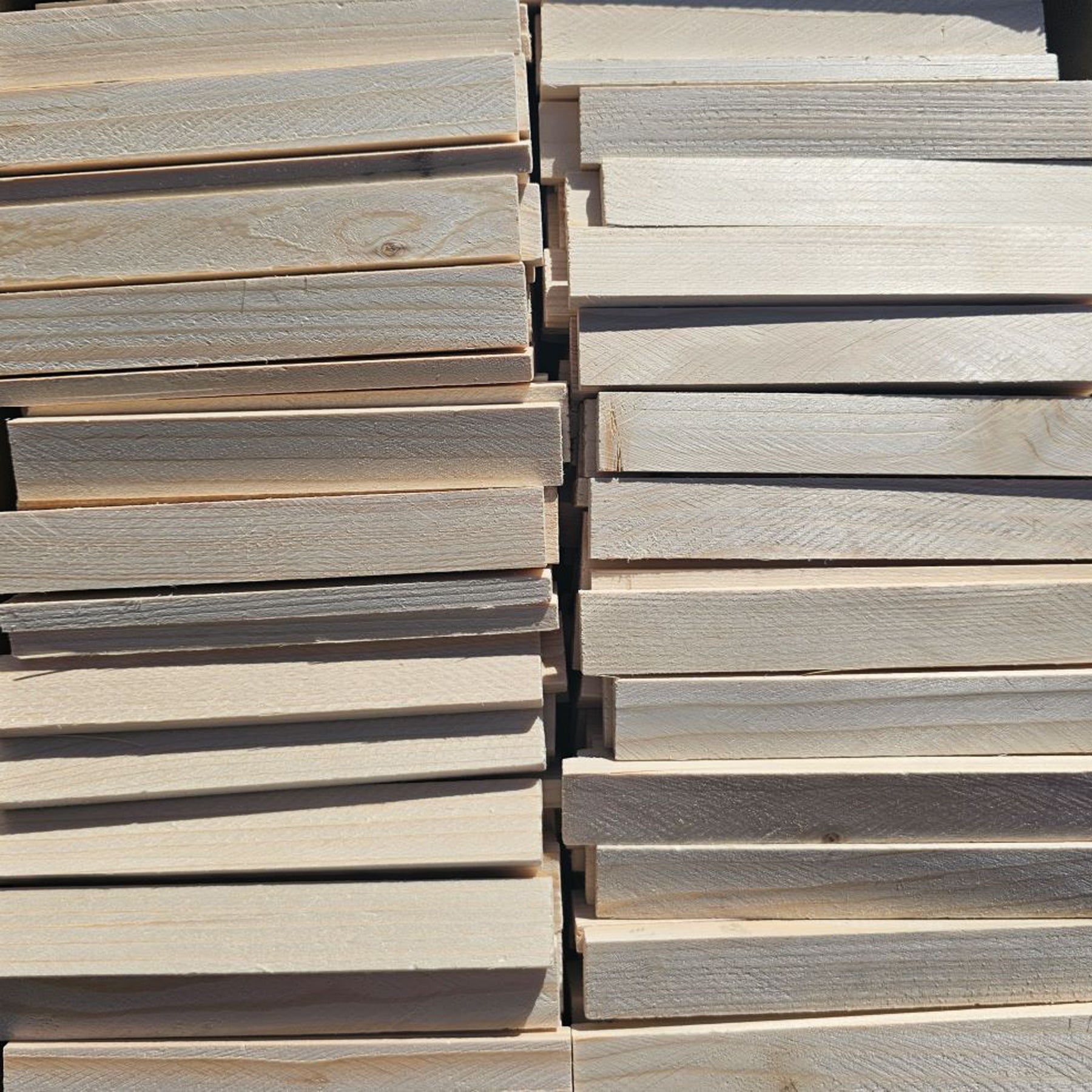 Crealive Holz-Klötzchen - Fichte Der eher helle und zeitlose Farbton des Fichten-Holzes strahlt Gemütlichkeit aus und passt dadurch zu jedem Wohnstil. Du kannst einzigartige DIY-Projekte verwirklichen. z.B. Kartenhalter, Bilderrahmen, Rahmen für 3D-Bilder, Laternen, Serviettenhalter, Topfuntersetzer und vieles mehr. Mit diesen Bastelklötzchen gestaltest du individuelle Dekorationen für dich und kannst natürlich auch ganz viel Freude verschenken. Inhalt: • 20 Bastelklötzchen