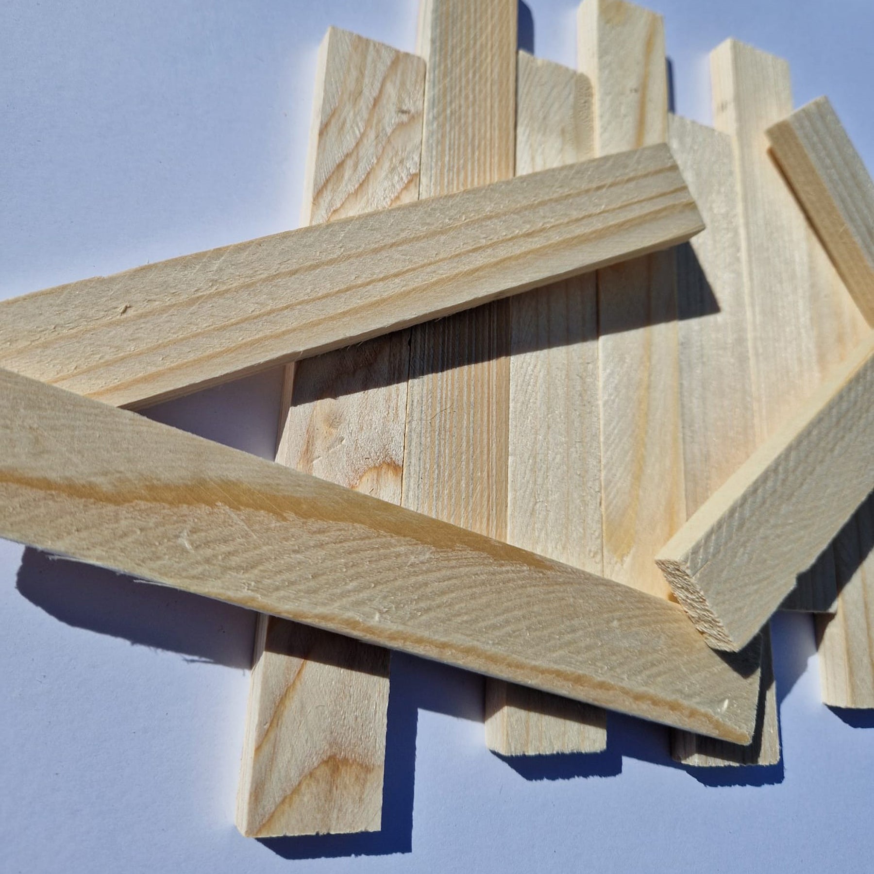 Crealive Holz-Klötzchen - Fichte Der eher helle und zeitlose Farbton des Fichten-Holzes strahlt Gemütlichkeit aus und passt dadurch zu jedem Wohnstil. Du kannst einzigartige DIY-Projekte verwirklichen. z.B. Kartenhalter, Bilderrahmen, Rahmen für 3D-Bilder, Laternen, Serviettenhalter, Topfuntersetzer und vieles mehr. Mit diesen Bastelklötzchen gestaltest du individuelle Dekorationen für dich und kannst natürlich auch ganz viel Freude verschenken. Inhalt: • 20 Bastelklötzchen
