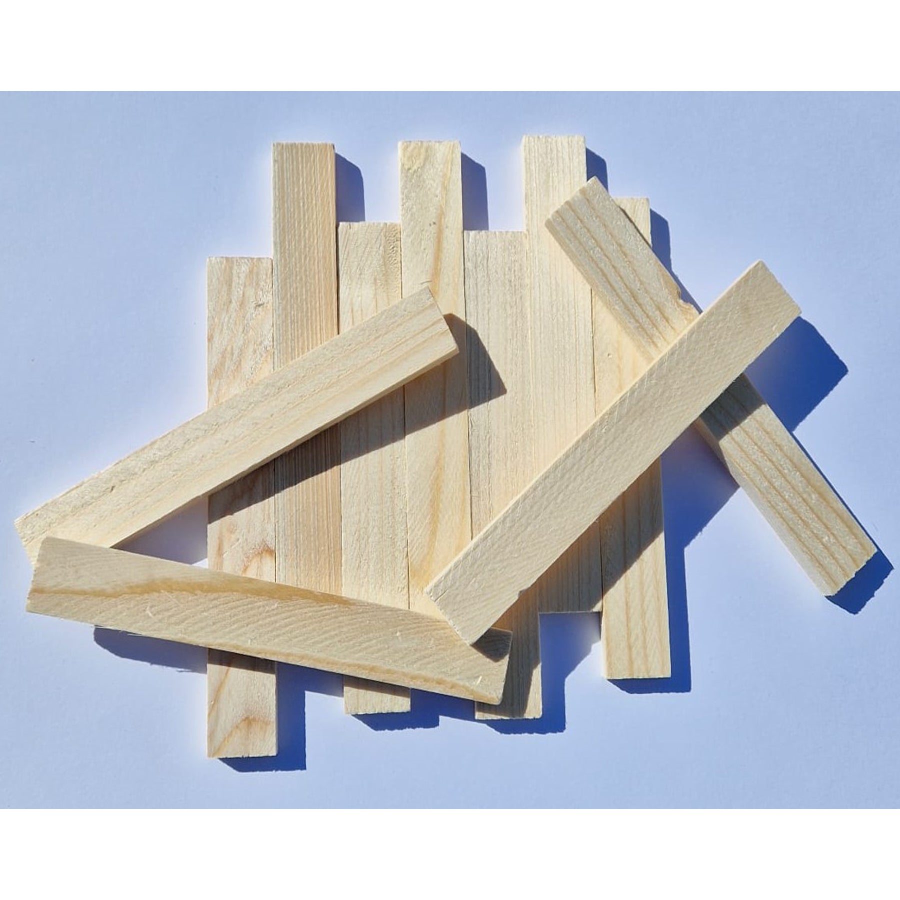 Crealive Holz-Klötzchen - Fichte Der eher helle und zeitlose Farbton des Fichten-Holzes strahlt Gemütlichkeit aus und passt dadurch zu jedem Wohnstil. Du kannst einzigartige DIY-Projekte verwirklichen. z.B. Kartenhalter, Bilderrahmen, Rahmen für 3D-Bilder, Laternen, Serviettenhalter, Topfuntersetzer und vieles mehr. Mit diesen Bastelklötzchen gestaltest du individuelle Dekorationen für dich und kannst natürlich auch ganz viel Freude verschenken. Inhalt: • 20 Bastelklötzchen