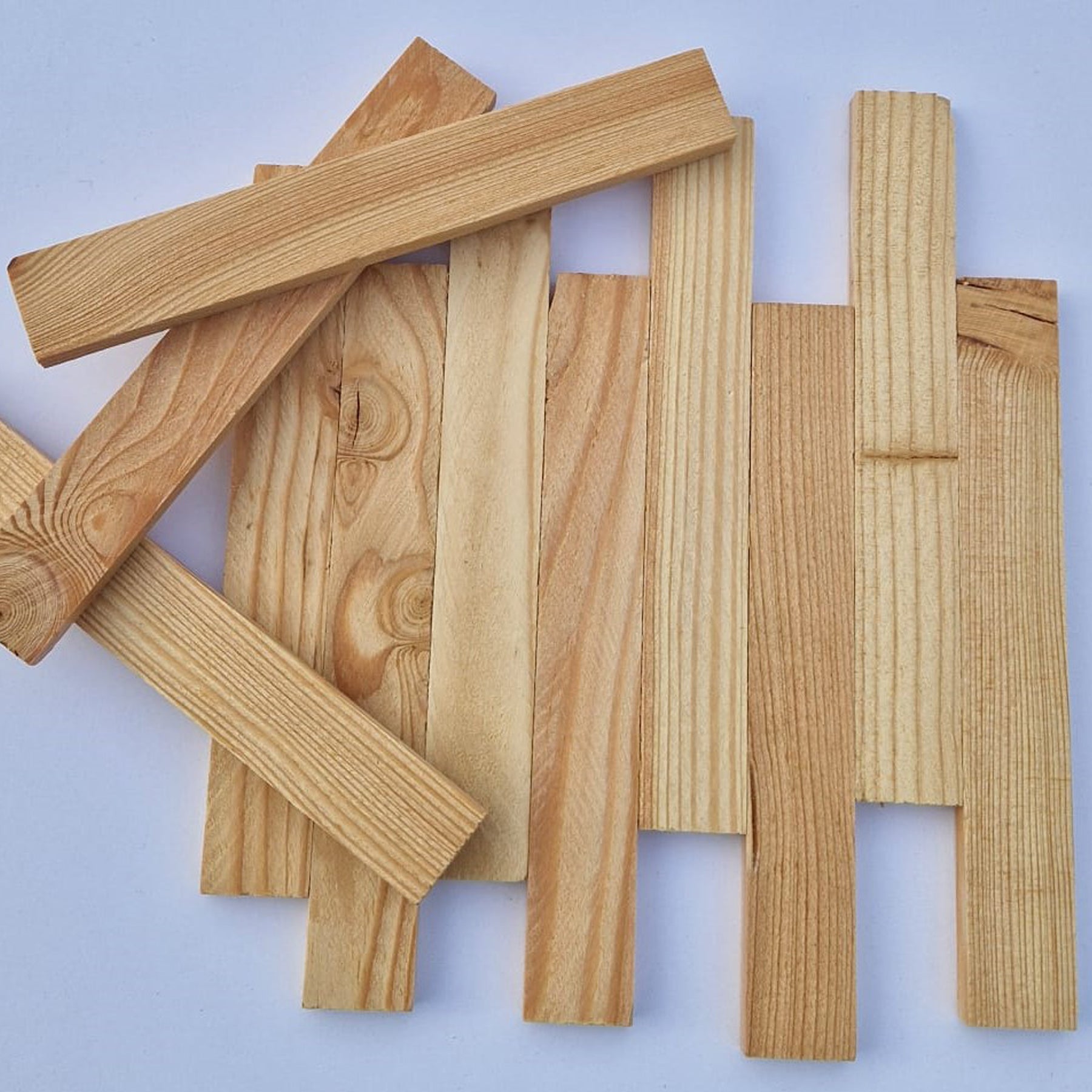 Crealive Holz-Klötzchen - Lärche Gefertigt aus hochwertigem Lärchenholz, bieten diese Bastelklötzchen nicht nur eine hervorragende Haltbarkeit, sondern auch eine einzigartige Maserung, die jedem Projekt eine natürliche und warme Note verleiht. Du kannst einzigartige DIY-Projekte verwirklichen. z.B. Kartenhalter, Bilderrahmen, Rahmen für 3D-Bilder, Laternen, Serviettenhalter, Topfuntersetzer und vieles mehr.