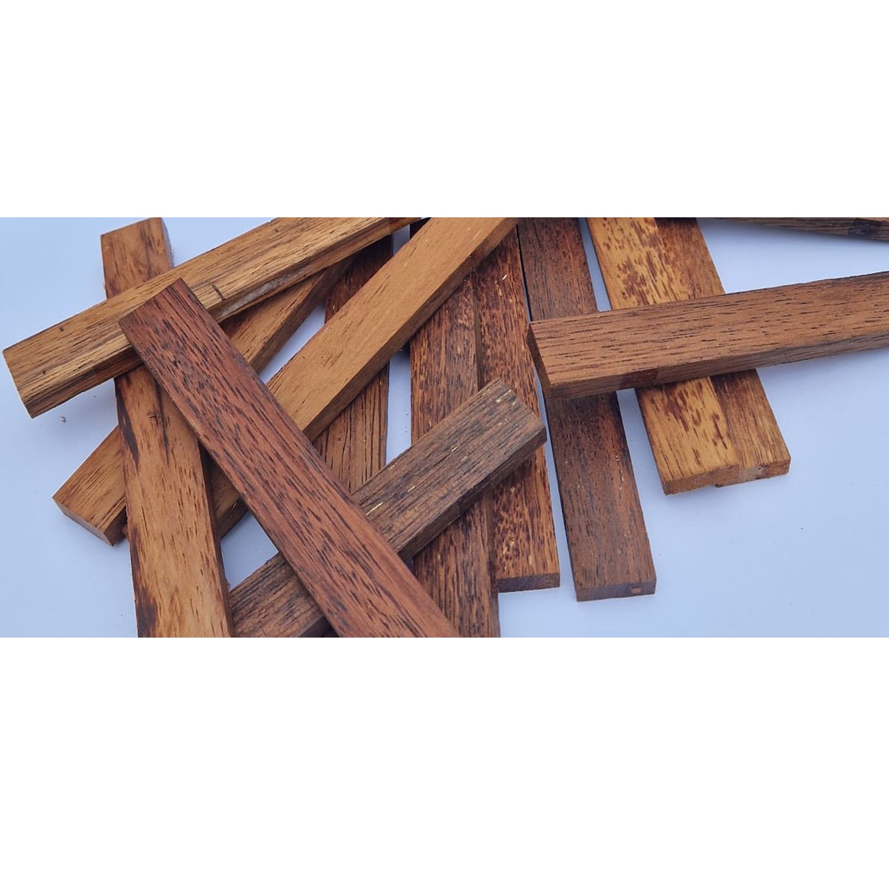 Crealive Holz-Klötzchen - Merbau Du kannst einzigartige DIY-Projekte verwirklichen. z.B. Kartenhalter, Bilderrahmen, Rahmen für 3D-Bilder, Laternen, Serviettenhalter, Topfuntersetzer und vieles mehr. Mit diesen Bastelklötzchen gestaltest du individuelle Dekorationen für dich und kannst natürlich auch ganz viel Freude verschenken.