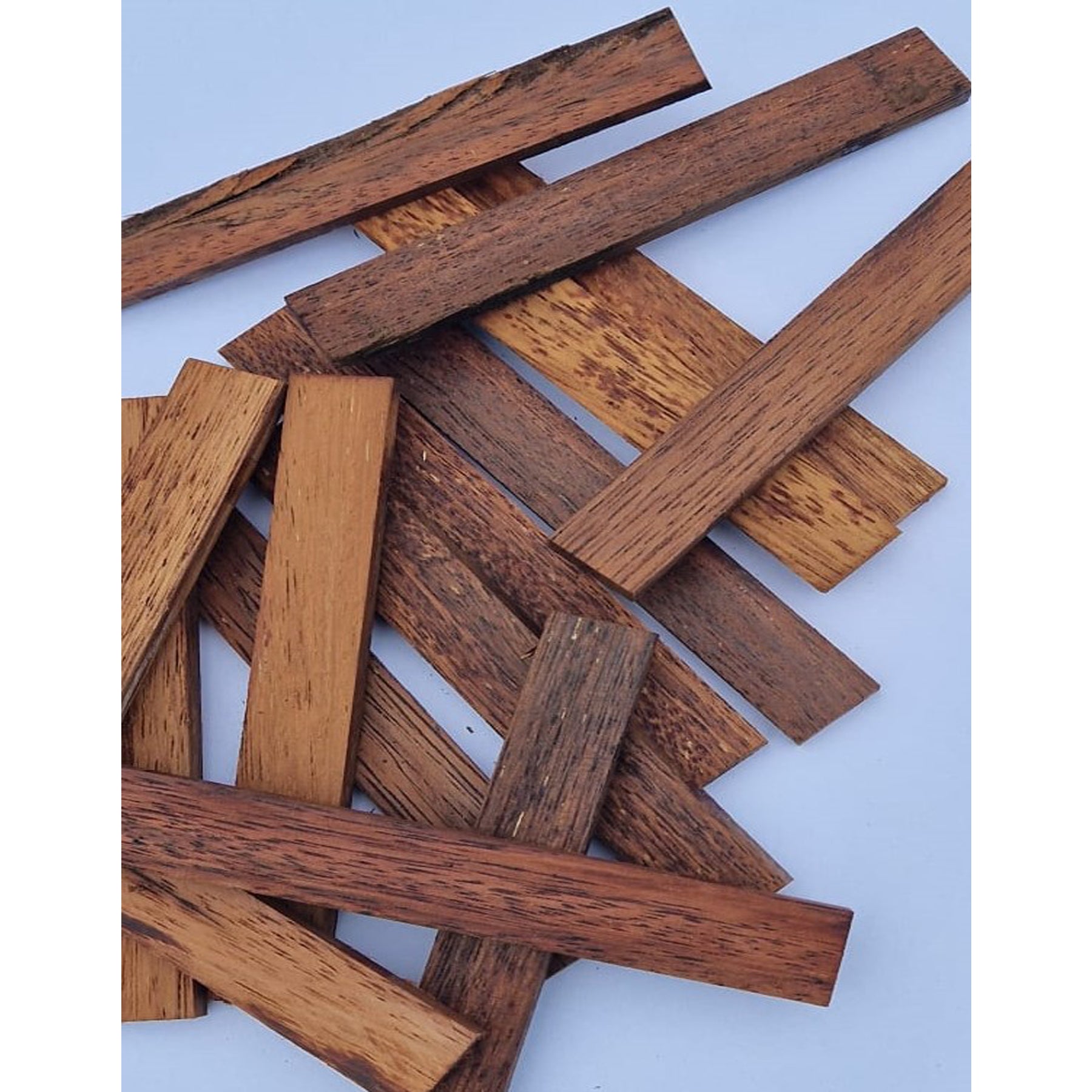 Crealive Holz-Klötzchen - Merbau Du kannst einzigartige DIY-Projekte verwirklichen. z.B. Kartenhalter, Bilderrahmen, Rahmen für 3D-Bilder, Laternen, Serviettenhalter, Topfuntersetzer und vieles mehr. Mit diesen Bastelklötzchen gestaltest du individuelle Dekorationen für dich und kannst natürlich auch ganz viel Freude verschenken.