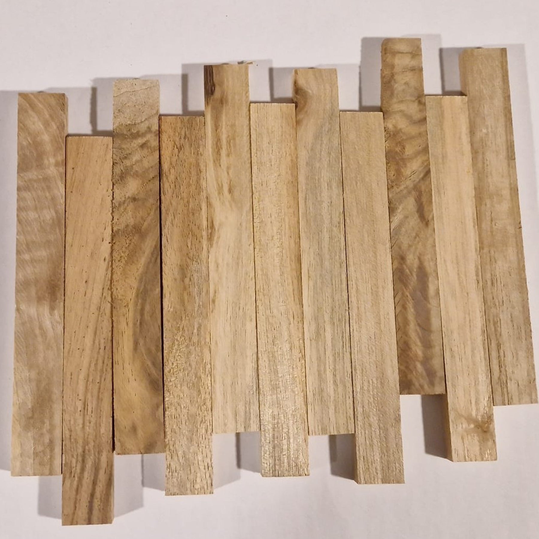 Crealive Holz-Klötzchen - Nussbaum asiatisch Nussbaum Klötzchen sind an Charme und Natürlichkeit nicht zu übertreffen. Einzigartige Farbverläufe, Maserungen und Verästelungen machen jedes einzelne Klötzchen zu einem Unikat. Mit dieser besonderen Grösse von ca. 160 mm x 8 mm x 20 mm kannst du einzigartige DIY-Projekte verwirklichen. z.B. Kartenhalter, Bilderrahmen, Rahmen für 3D-Bilder, Laternen, Serviettenhalter, Topfuntersetzer und vieles mehr.
