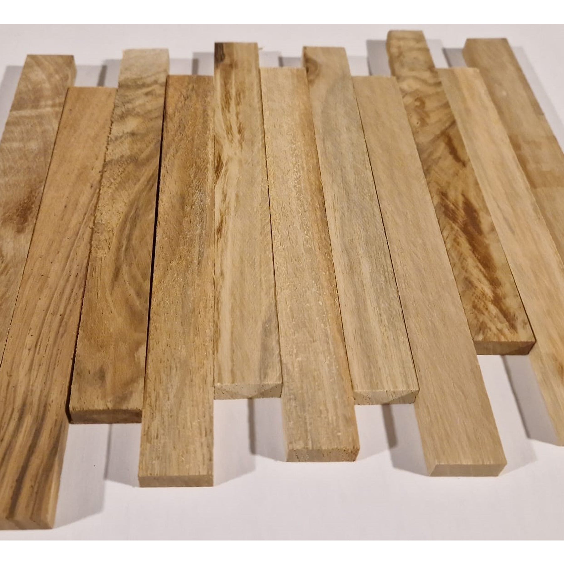 Crealive Holz-Klötzchen - Nussbaum asiatisch Nussbaum Klötzchen sind an Charme und Natürlichkeit nicht zu übertreffen. Einzigartige Farbverläufe, Maserungen und Verästelungen machen jedes einzelne Klötzchen zu einem Unikat. Mit dieser besonderen Grösse von ca. 160 mm x 8 mm x 20 mm kannst du einzigartige DIY-Projekte verwirklichen. z.B. Kartenhalter, Bilderrahmen, Rahmen für 3D-Bilder, Laternen, Serviettenhalter, Topfuntersetzer und vieles mehr.