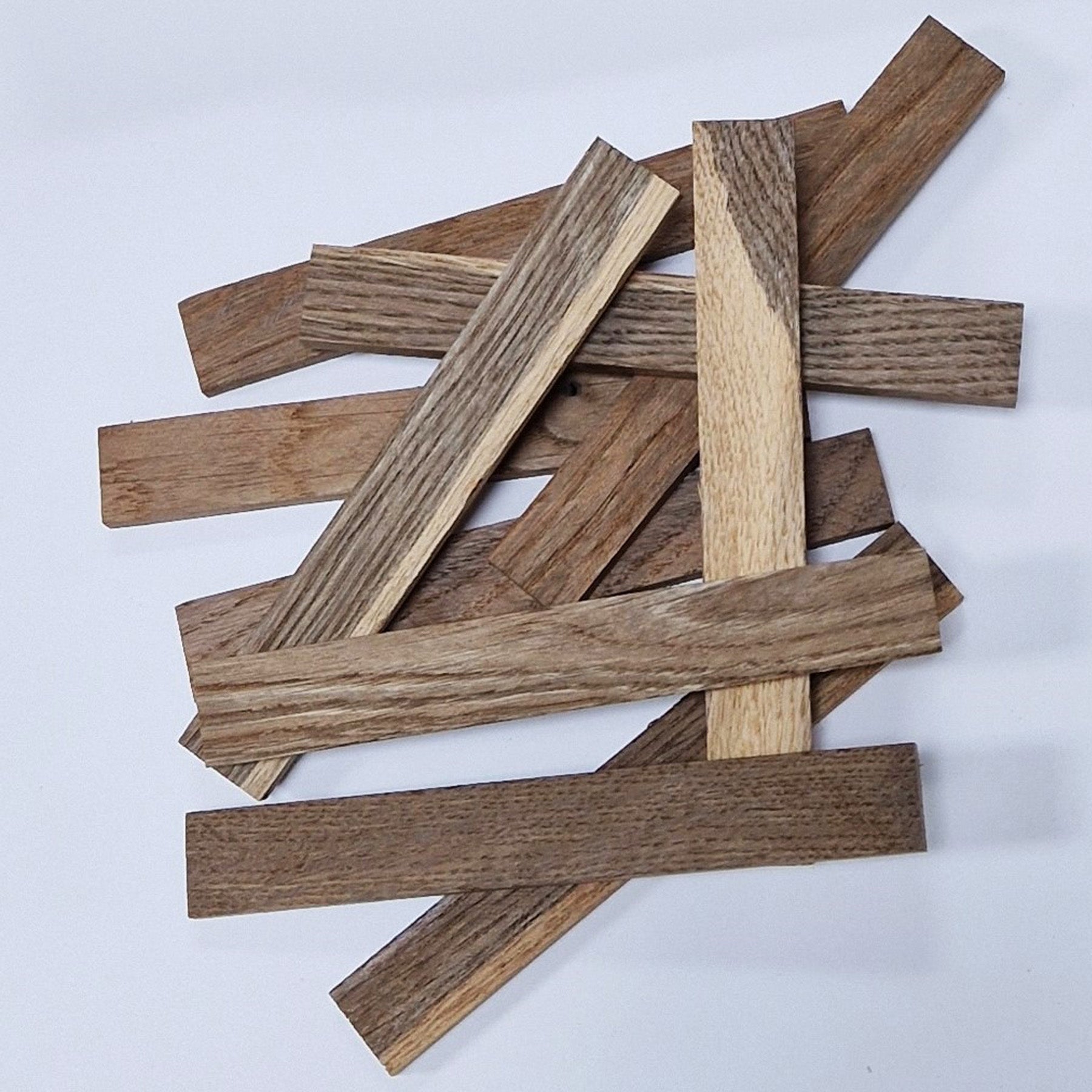 Crealive Bastelklötzchen - Räuchereiche Räuchereiche-Klötzchen sind der absolute eye-catcher. Durch die abwechslungsreiche Färbung aus hell und dunkel kannst du einzigartige DIY-Projekte basteln, die den Betrachter magisch anziehen und seinen Blick für eine Weile fesseln. Die Räuchereiche-Klötzchen sind quasi das Yin und Yang der Klötzchenwelt mit denen du ein natürliches Gleichgewicht in deine Wohnräume zaubern kannst. Marke: Klötzchenmann