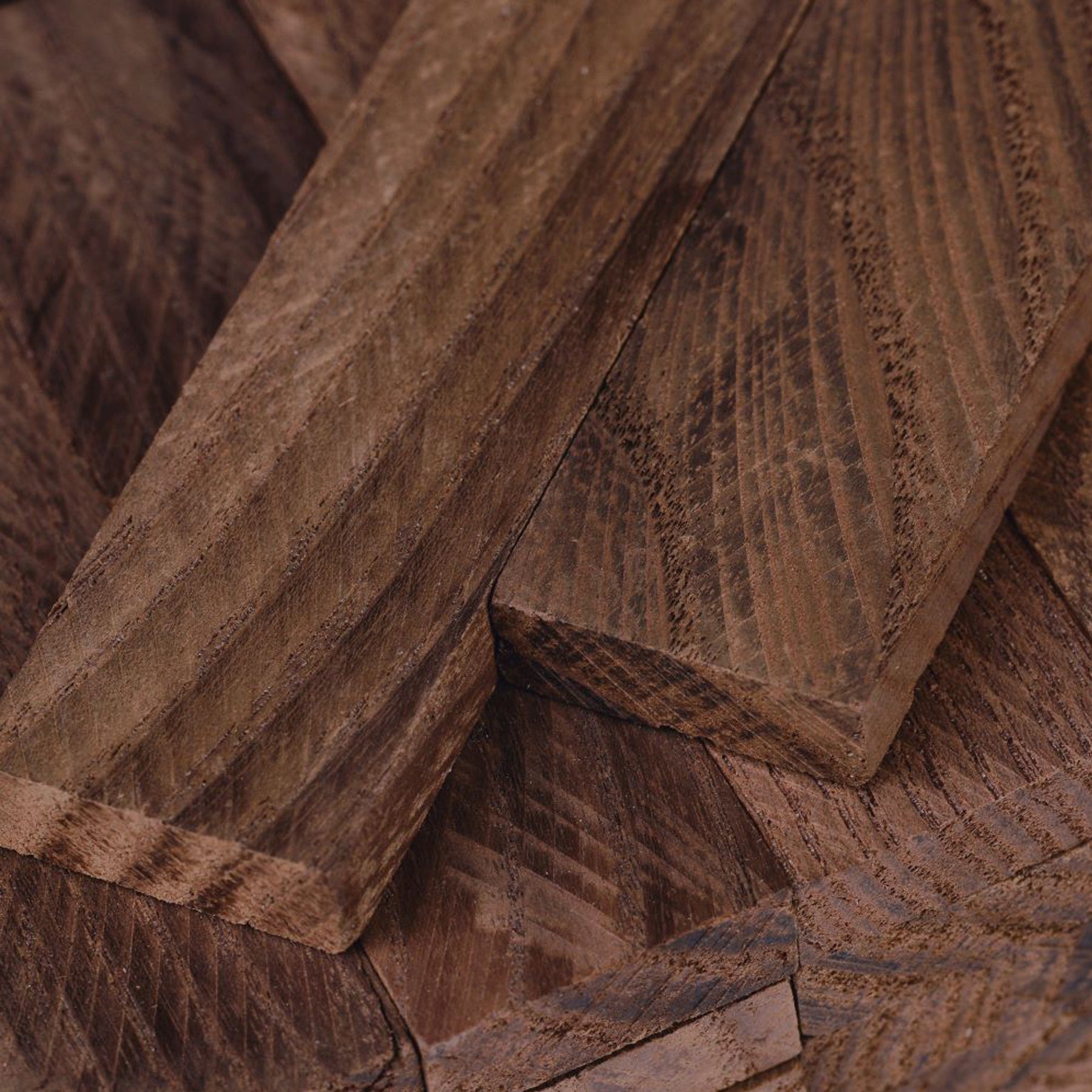 Crealive Holz-Klötzchen - Thermo-Esche
Die natürlichen Esche Holz-Klötzchen begeistern mit ihrer attraktiven Optik. Durch die charakteristisch marmorierten Zeichnungen im Holz integrieren sich deine DIY-Projekte sehr gut in fast alle Einrichtungsstile. Ausserdem zählt Eschenholz zu den beliebtesten heimischen Nutzholzarten. Durch ein spezielles Behandlungsverfahren mit Hitze ergibt sich ein warmer und angenehmer Holzfarbton, der um einiges dunkler ist, im Vergleich zu den Esche Klötzchen.
Du kannst einz