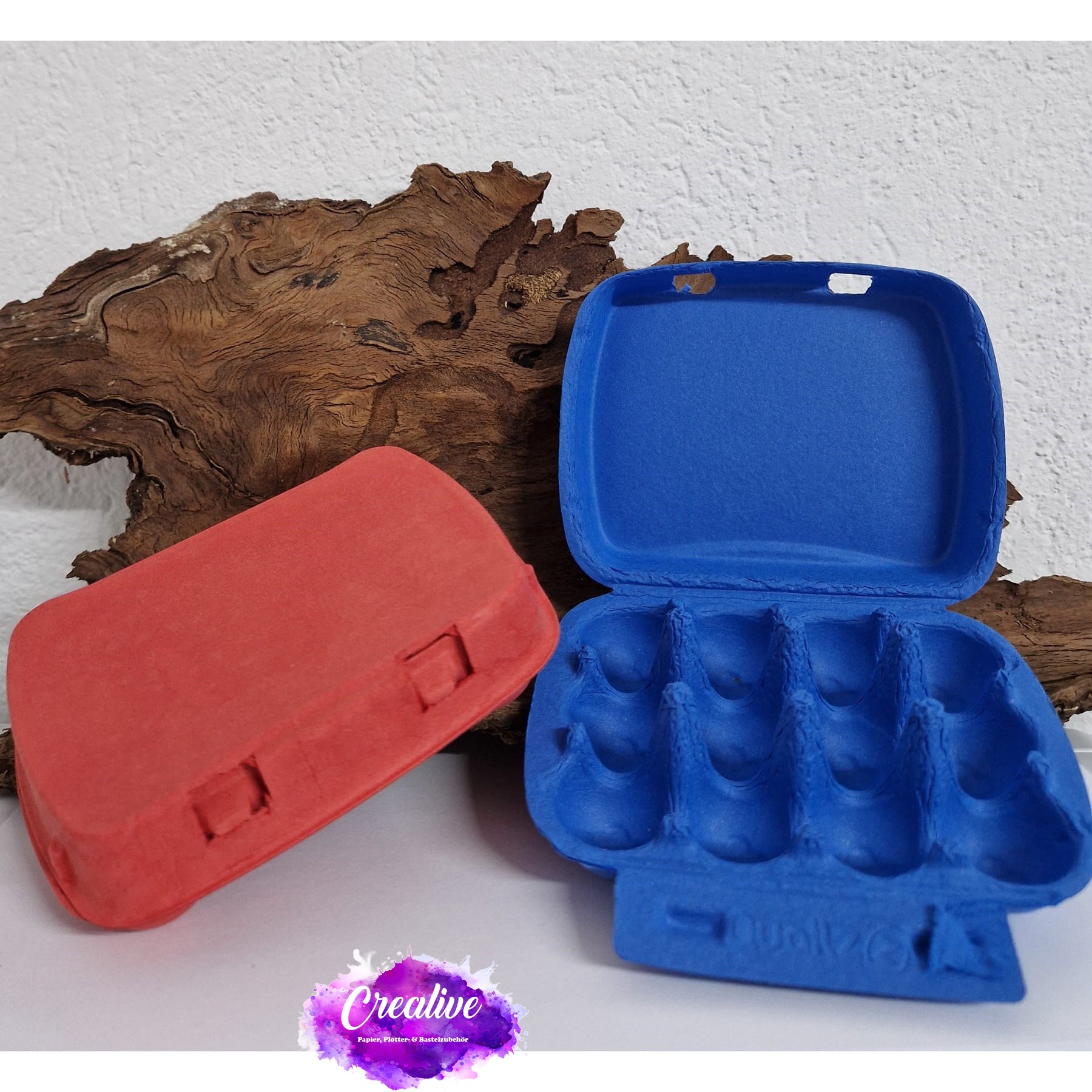 Crealive 12er Mini Eierschachtel
Mit dieser 12er Mini Eierschachtel hast du eine besonders süsse Alternative, um 12 Schoggi-Eier darin zu verschenken & deine Liebsten zu überraschen an Ostern! Du kannst sie hübsch verpacken mit einer schönen Banderole oder du erstellst eine Etikette für den flachen Deckel. Mit diesem Mini Eierkarton verschenkst du Freude und überraschst deine Lieben mit dem Inhalt. Natürlich kannst du auch andere Sachen darin verschenken; so oder so wird die Freude riesig sein.
