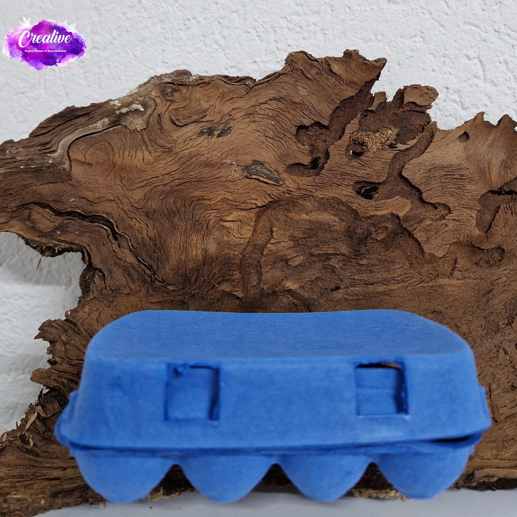 Crealive 12er Mini Eierschachtel
Mit dieser 12er Mini Eierschachtel hast du eine besonders süsse Alternative, um 12 Schoggi-Eier darin zu verschenken & deine Liebsten zu überraschen an Ostern! Du kannst sie hübsch verpacken mit einer schönen Banderole oder du erstellst eine Etikette für den flachen Deckel. Mit diesem Mini Eierkarton verschenkst du Freude und überraschst deine Lieben mit dem Inhalt. Natürlich kannst du auch andere Sachen darin verschenken; so oder so wird die Freude riesig sein.