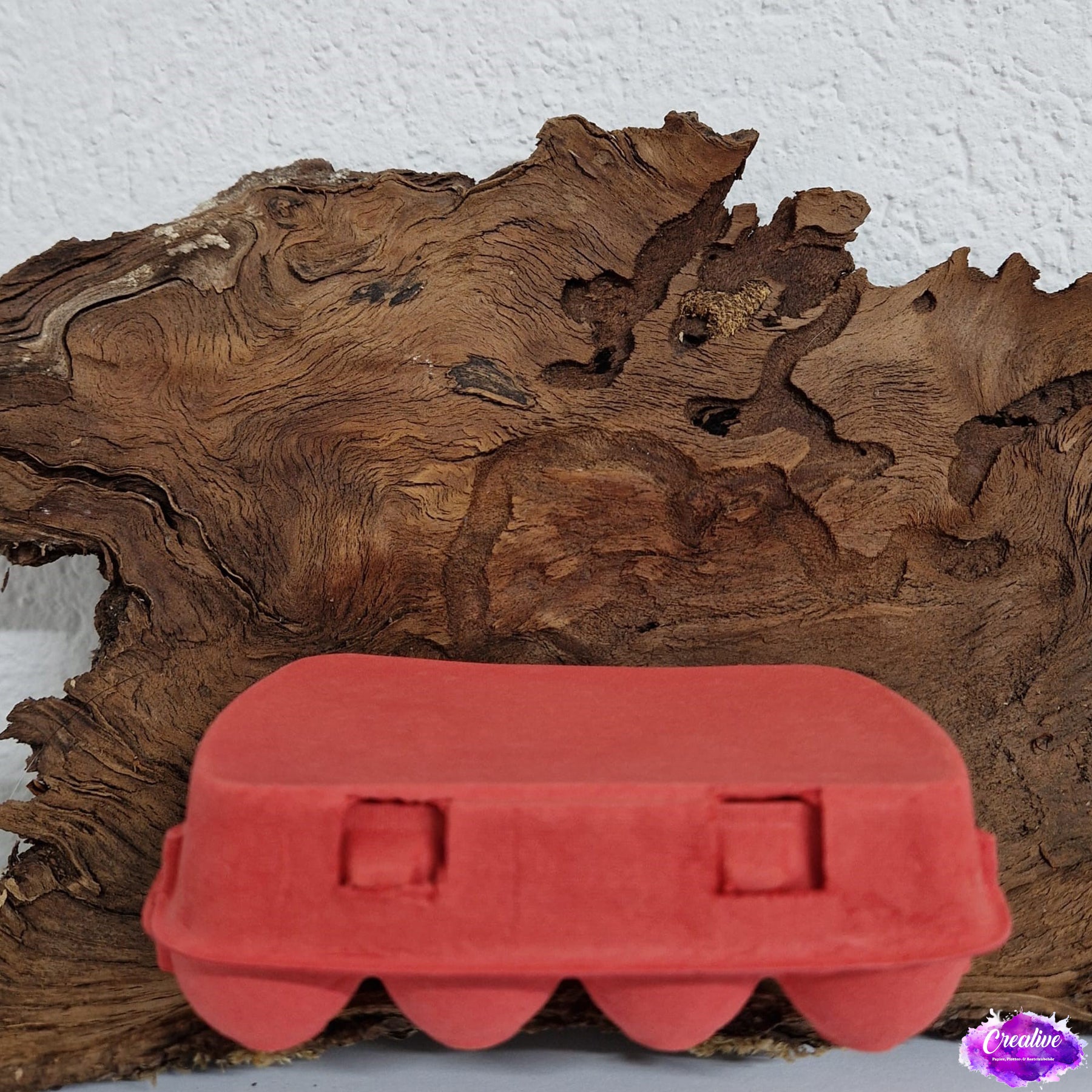 Crealive 12er Mini Eierschachtel
Mit dieser 12er Mini Eierschachtel hast du eine besonders süsse Alternative, um 12 Schoggi-Eier darin zu verschenken & deine Liebsten zu überraschen an Ostern! Du kannst sie hübsch verpacken mit einer schönen Banderole oder du erstellst eine Etikette für den flachen Deckel. Mit diesem Mini Eierkarton verschenkst du Freude und überraschst deine Lieben mit dem Inhalt. Natürlich kannst du auch andere Sachen darin verschenken; so oder so wird die Freude riesig sein.