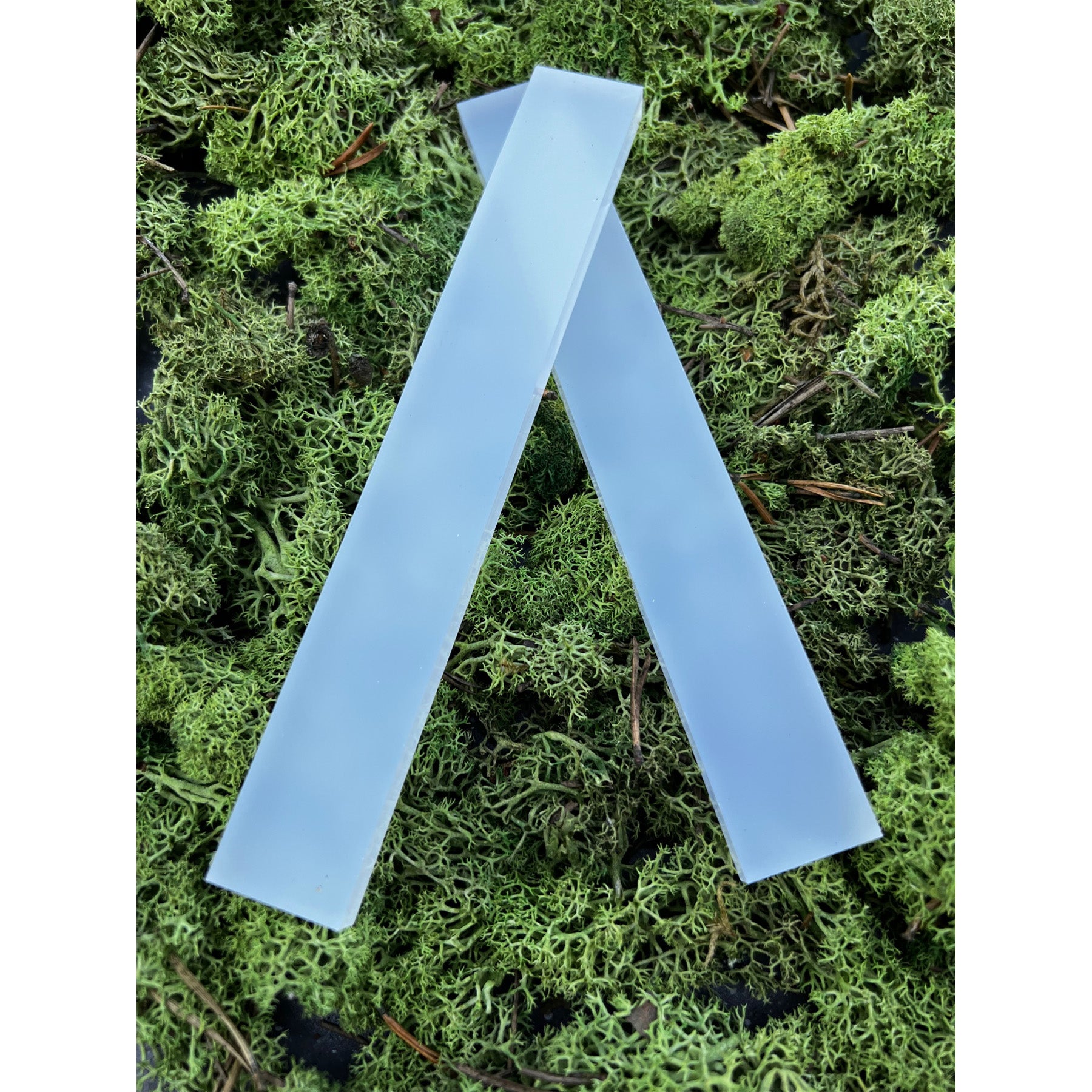 Crealive Acrylklötzchen - Satiniert Eine tolle Ergänzung zu den Bastel Klötzchen sind diese satinierten Acrylklötzchen. Mit kreativer Fantasie lassen sich grossartige Kombi-Projekte erzielen, denn die Acrylklötzchen harmonieren optimal mit den Klötzchen. Somit lässt sich der unendliche Klötzchen-Bastel-Horizont noch ein Stück erweitern. Du kannst die Klötzchen für viele DIY-Schmuckstücke verwenden, wie z.B. - Laternen - Aufsteller - Leuchtkästen - beleuchtete Schilder - Dekokästen