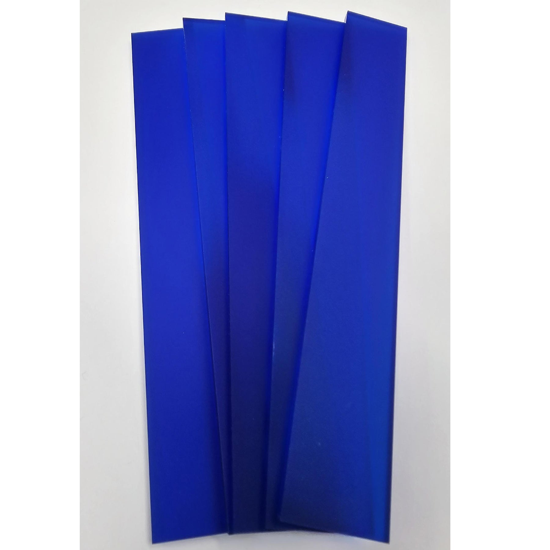 Crealive Acrylklötzchen - Satiniert - Blau Eine tolle Ergänzung zu den Bastel Klötzchen sind diese farbigen, satinierten Acrylklötzchen. Mit kreativer Fantasie lassen sich grossartige Kombi-Projekte erzielen, denn die Acrylklötzchen harmonieren optimal mit den Klötzchen. Somit lässt sich der unendliche Klötzchen-Bastel-Horizont noch ein Stück erweitern. Du kannst die Klötzchen für viele DIY-Schmuckstücke verwenden, wie z.B. - Laternen - Aufsteller - Leuchtkästen - beleuchtete Schilder - Dekokästen