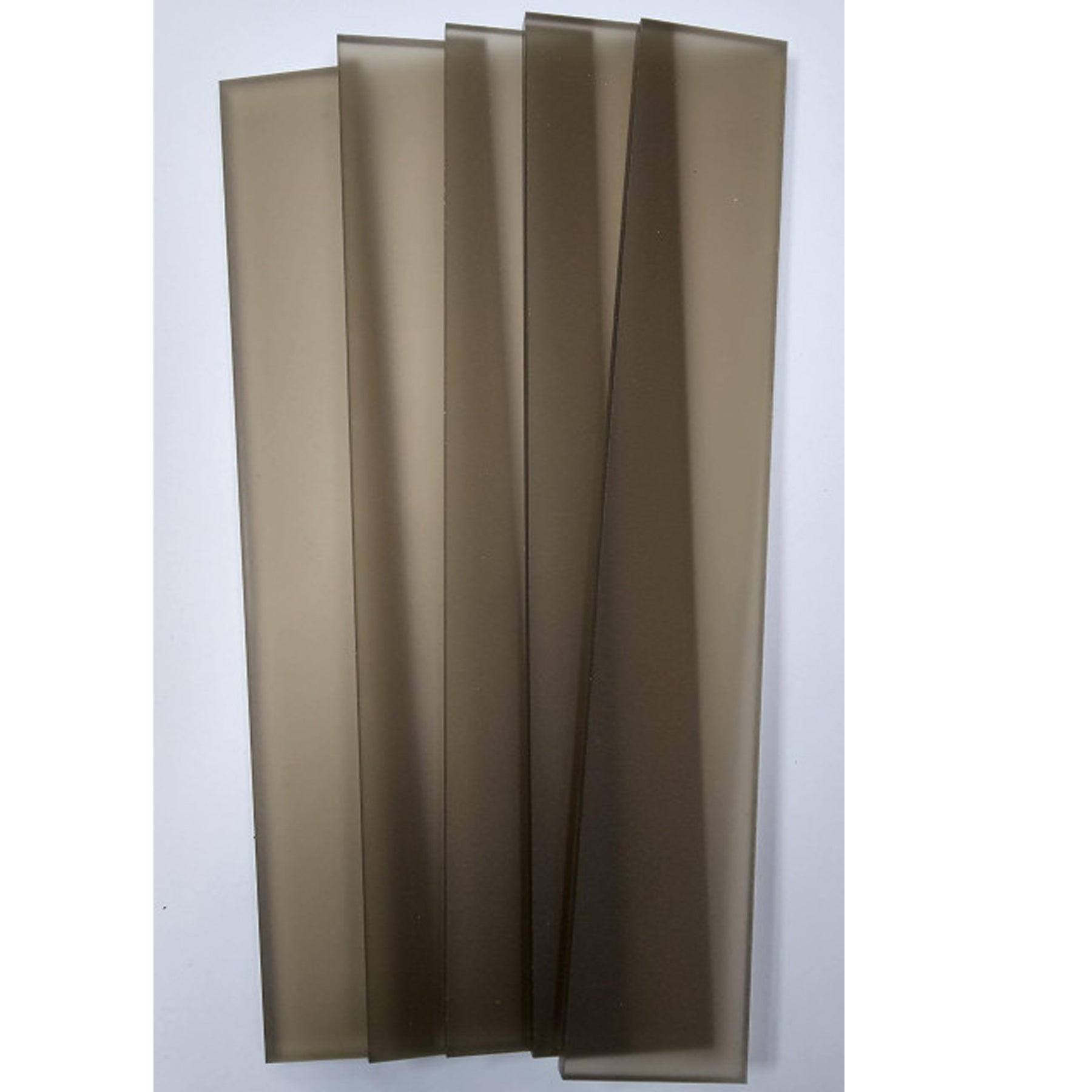 Crealive Acrylklötzchen - Satiniert - Braun Eine tolle Ergänzung zu den Bastel Klötzchen sind diese farbigen, satinierten Acrylklötzchen. Mit kreativer Fantasie lassen sich grossartige Kombi-Projekte erzielen, denn die Acrylklötzchen harmonieren optimal mit den Klötzchen. Somit lässt sich der unendliche Klötzchen-Bastel-Horizont noch ein Stück erweitern. Du kannst die Klötzchen für viele DIY-Schmuckstücke verwenden, wie z.B. - Laternen - Aufsteller - Leuchtkästen - beleuchtete Schilder - Dekokästen