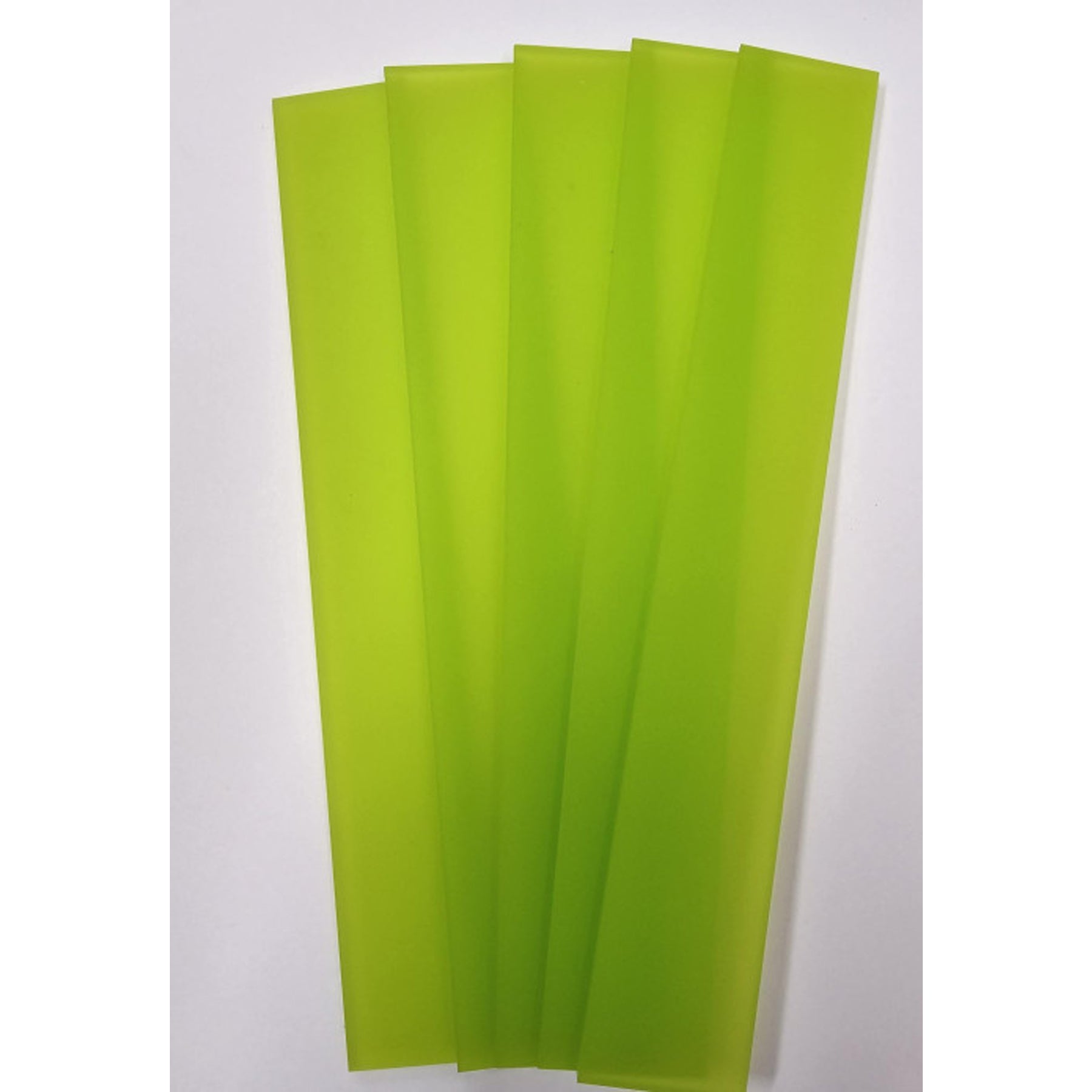 Crealive Acrylklötzchen - Satiniert - Grün Eine tolle Ergänzung zu den Bastel Klötzchen sind diese farbigen, satinierten Acrylklötzchen. Mit kreativer Fantasie lassen sich grossartige Kombi-Projekte erzielen, denn die Acrylklötzchen harmonieren optimal mit den Klötzchen. Somit lässt sich der unendliche Klötzchen-Bastel-Horizont noch ein Stück erweitern. Du kannst die Klötzchen für viele DIY-Schmuckstücke verwenden, wie z.B. - Laternen - Aufsteller - Leuchtkästen - beleuchtete Schilder - Dekokästen