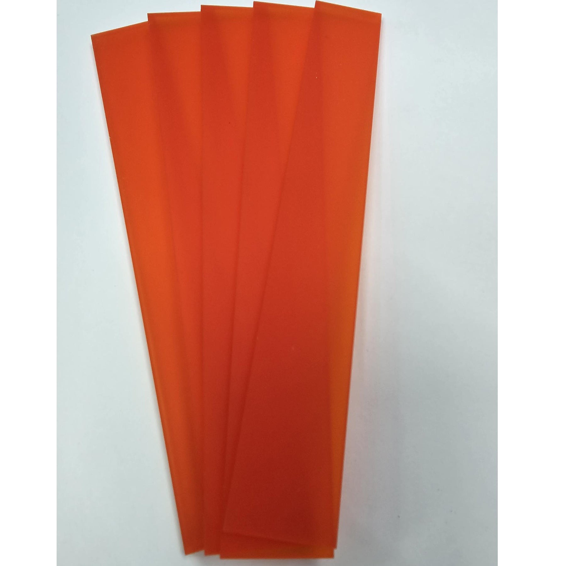 Crealive Acrylklötzchen - Satiniert - Orange Eine tolle Ergänzung zu den Bastel Klötzchen sind diese farbigen, satinierten Acrylklötzchen. Mit kreativer Fantasie lassen sich grossartige Kombi-Projekte erzielen, denn die Acrylklötzchen harmonieren optimal mit den Klötzchen. Somit lässt sich der unendliche Klötzchen-Bastel-Horizont noch ein Stück erweitern. Du kannst die Klötzchen für viele DIY-Schmuckstücke verwenden, wie z.B. - Laternen - Aufsteller - Leuchtkästen - beleuchtete Schilder - Dekokästen