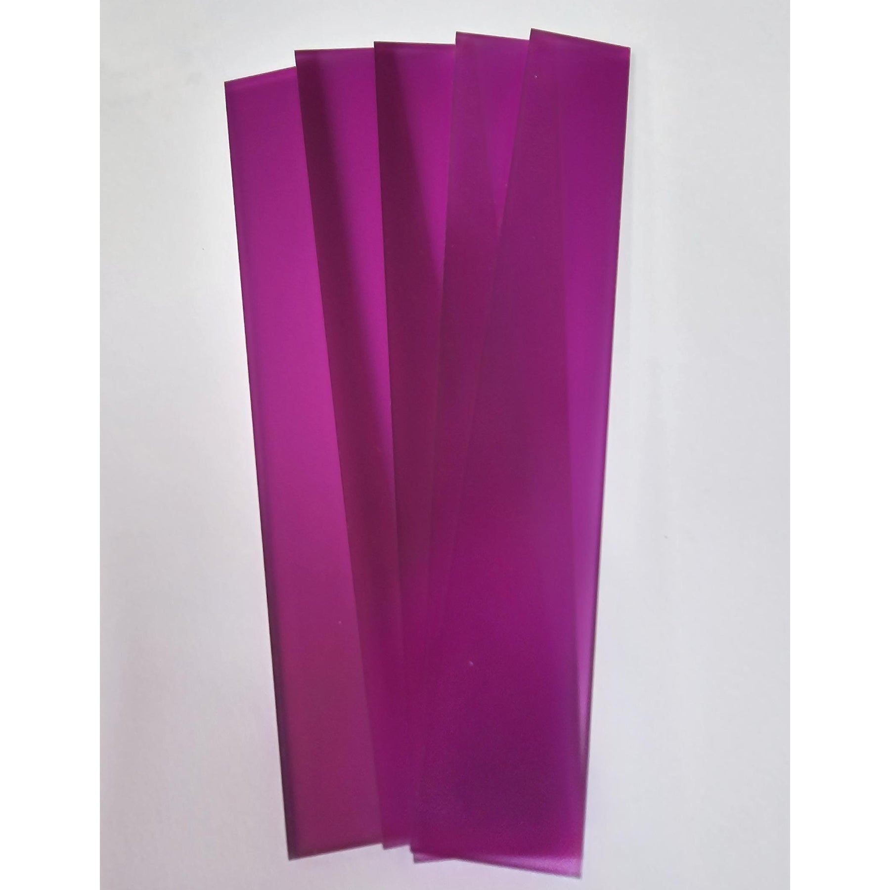 Crealive Acrylklötzchen - Satiniert - Pink Eine tolle Ergänzung zu den Bastel Klötzchen sind diese farbigen, satinierten Acrylklötzchen. Mit kreativer Fantasie lassen sich grossartige Kombi-Projekte erzielen, denn die Acrylklötzchen harmonieren optimal mit den Klötzchen. Somit lässt sich der unendliche Klötzchen-Bastel-Horizont noch ein Stück erweitern. Du kannst die Klötzchen für viele DIY-Schmuckstücke verwenden, wie z.B. - Laternen - Aufsteller - Leuchtkästen - beleuchtete Schilder - Dekokästen