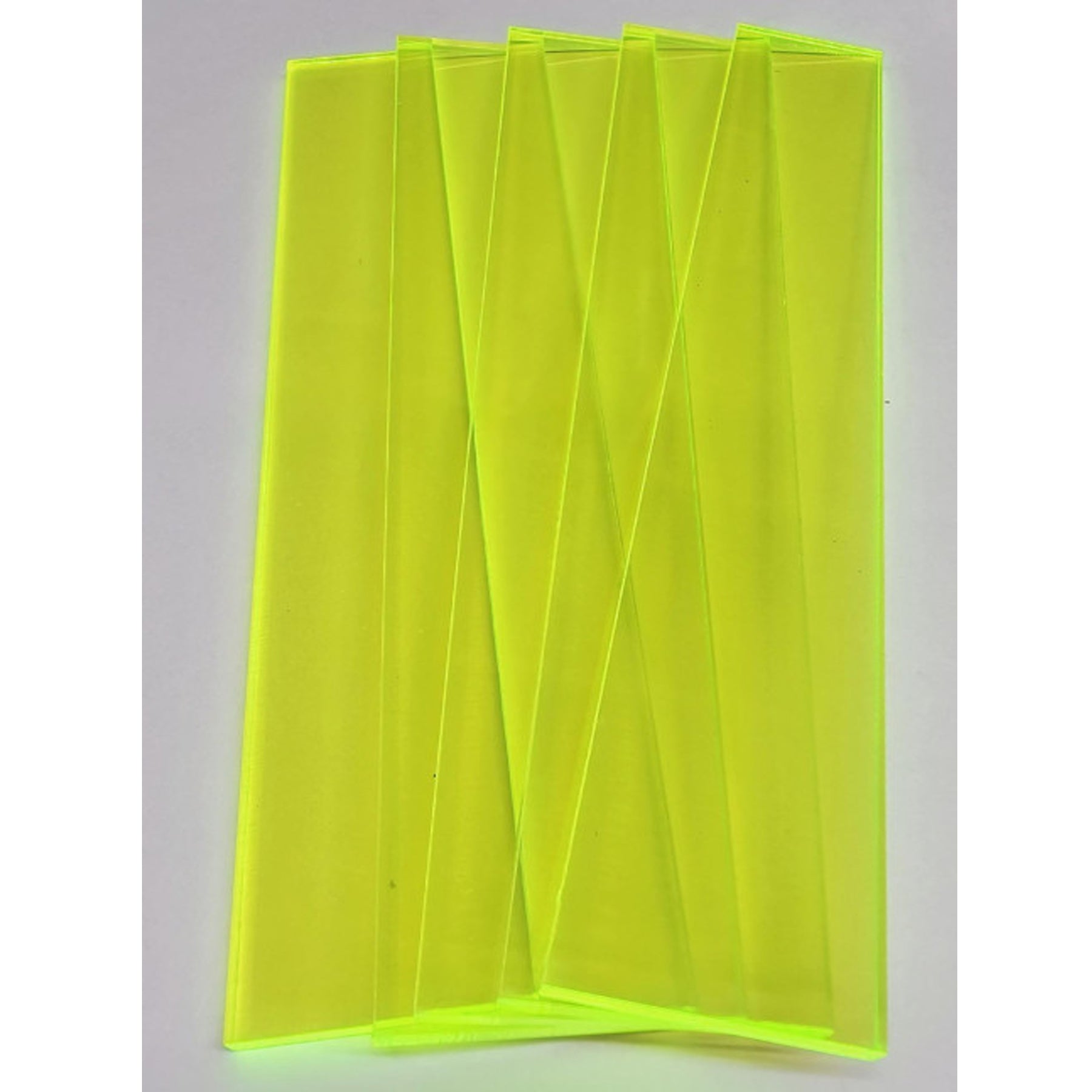 Crealive Acrylklötzchen - Klar - Grün fluoreszierend Eine tolle Ergänzung zu den Bastel Klötzchen sind diese farbigen, satinierten Acrylklötzchen. Mit kreativer Fantasie lassen sich grossartige Kombi-Projekte erzielen, denn die Acrylklötzchen harmonieren optimal mit den Klötzchen. Somit lässt sich der unendliche Klötzchen-Bastel-Horizont noch ein Stück erweitern. Du kannst die Klötzchen für viele DIY-Schmuckstücke verwenden, wie z.B. - Laternen - Aufsteller - Leuchtkästen - beleuchtete Schilder