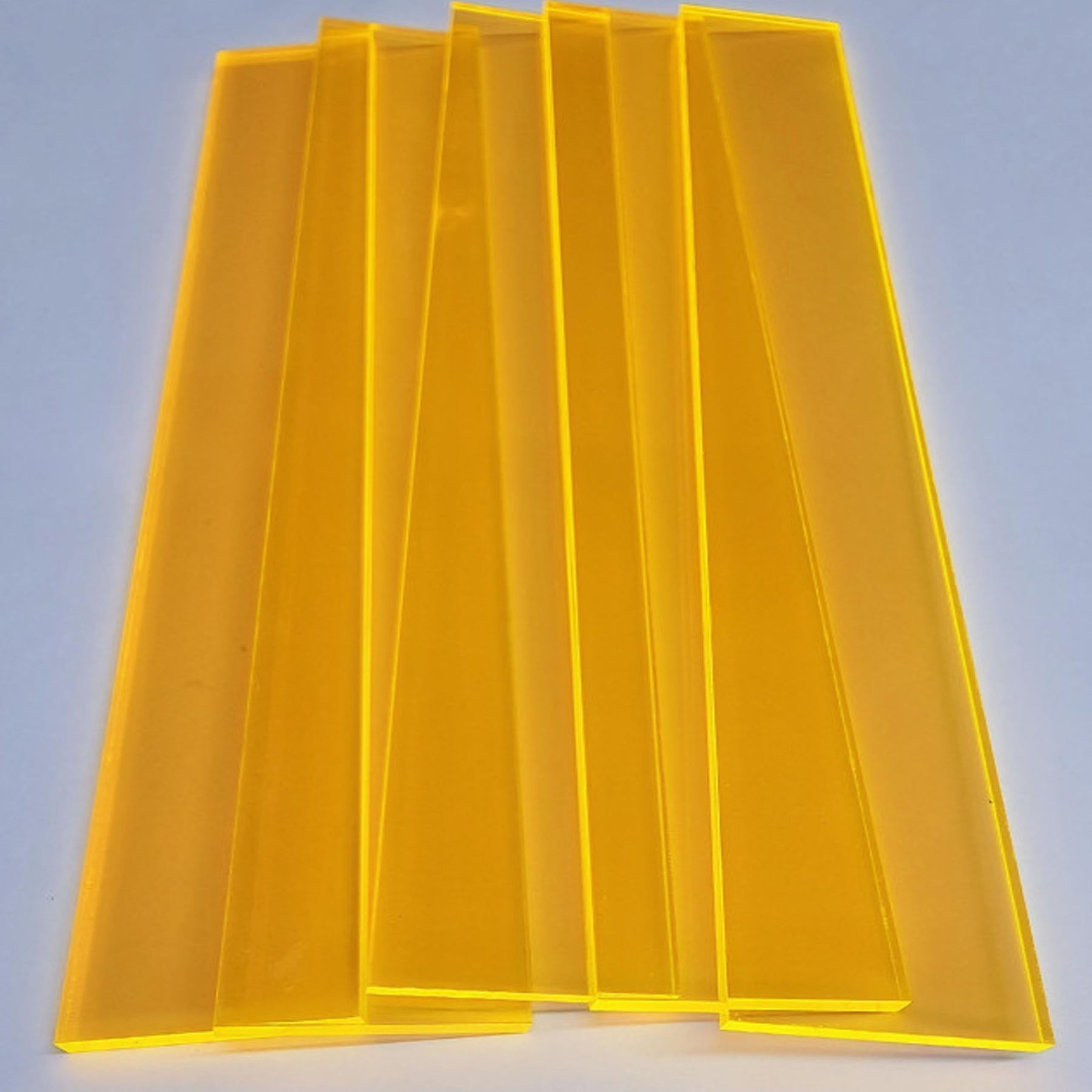 Crealive Acrylklötzchen - Klar - Orange fluoreszierend Eine tolle Ergänzung zu den Bastel Klötzchen sind diese farbigen Acrylklötzchen. Mit kreativer Fantasie lassen sich grossartige Kombi-Projekte erzielen, denn die Acrylklötzchen harmonieren optimal mit den Klötzchen. Somit lässt sich der unendliche Klötzchen-Bastel-Horizont noch ein Stück erweitern. Du kannst die Klötzchen für viele DIY-Schmuckstücke verwenden, wie z.B. - Laternen - Aufsteller - Leuchtkästen - beleuchtete Schilder