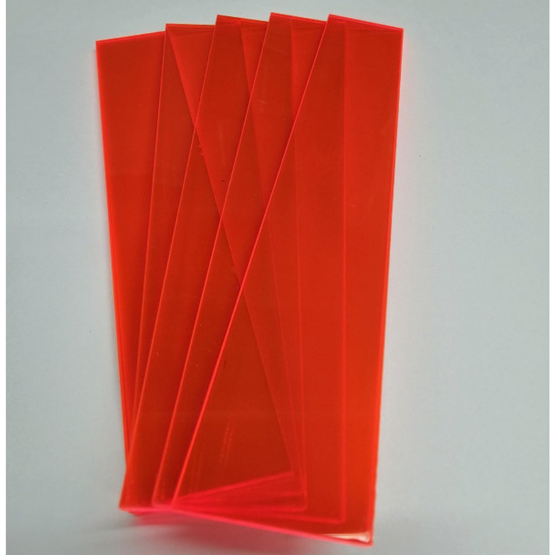 Crealive Acrylklötzchen - Klar - Rot fluoreszierend Eine tolle Ergänzung zu den Bastel Klötzchen sind diese farbigen Acrylklötzchen. Mit kreativer Fantasie lassen sich grossartige Kombi-Projekte erzielen, denn die Acrylklötzchen harmonieren optimal mit den Klötzchen. Somit lässt sich der unendliche Klötzchen-Bastel-Horizont noch ein Stück erweitern. Du kannst die Klötzchen für viele DIY-Schmuckstücke verwenden, wie z.B. - Laternen - Aufsteller - Leuchtkästen - beleuchtete Schilder