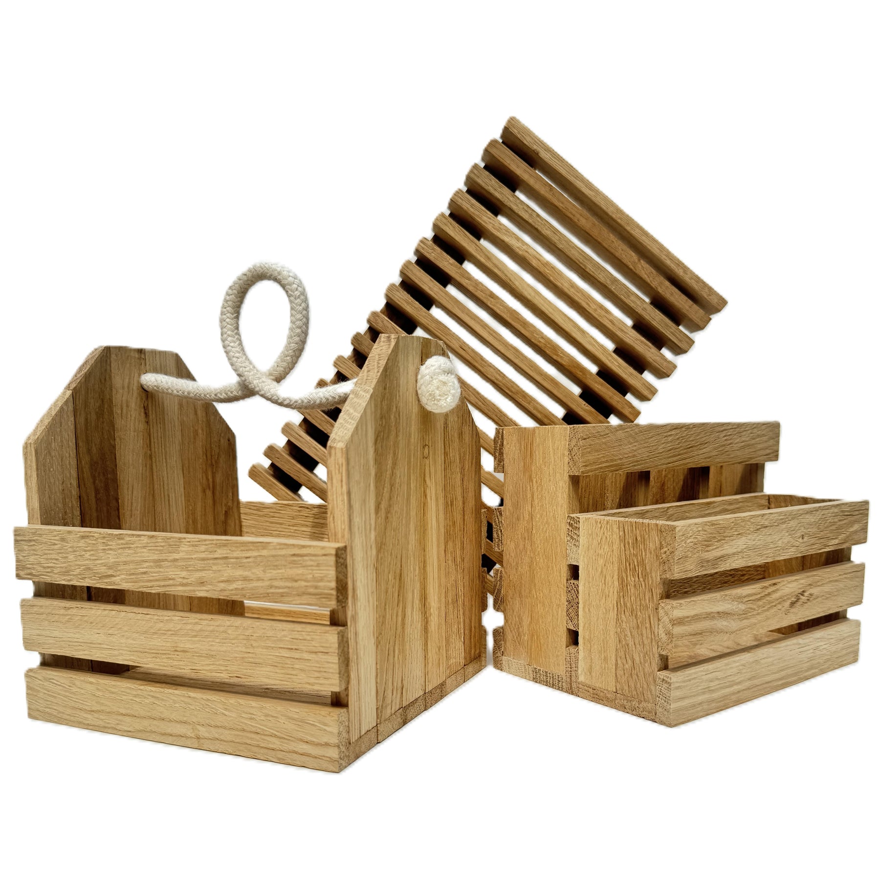 Crealive Holz-Klötzchen Bastelset Allrounder - Eiche
Inhalt:
• zugeschnittene Bastelklötzchen für 1 Organizer, 1 Untersetzer und 1 Korb
• Klötzchenmann Holzleim
• Schleifpapier
• Baumwollseil
• Bastelanleitung
Das „Allrounder Set vom Klötzchenmann“ beinhaltet kreative Projekte, die sowohl praktisch als auch dekorativ sind. Es bietet die Möglichkeit einen Organizer, einen Untersetzer und einen Korb zu gestalten, was es zu einem vielseitigen Set macht, das in vielen Bereichen des Hauses nützlich sein kann