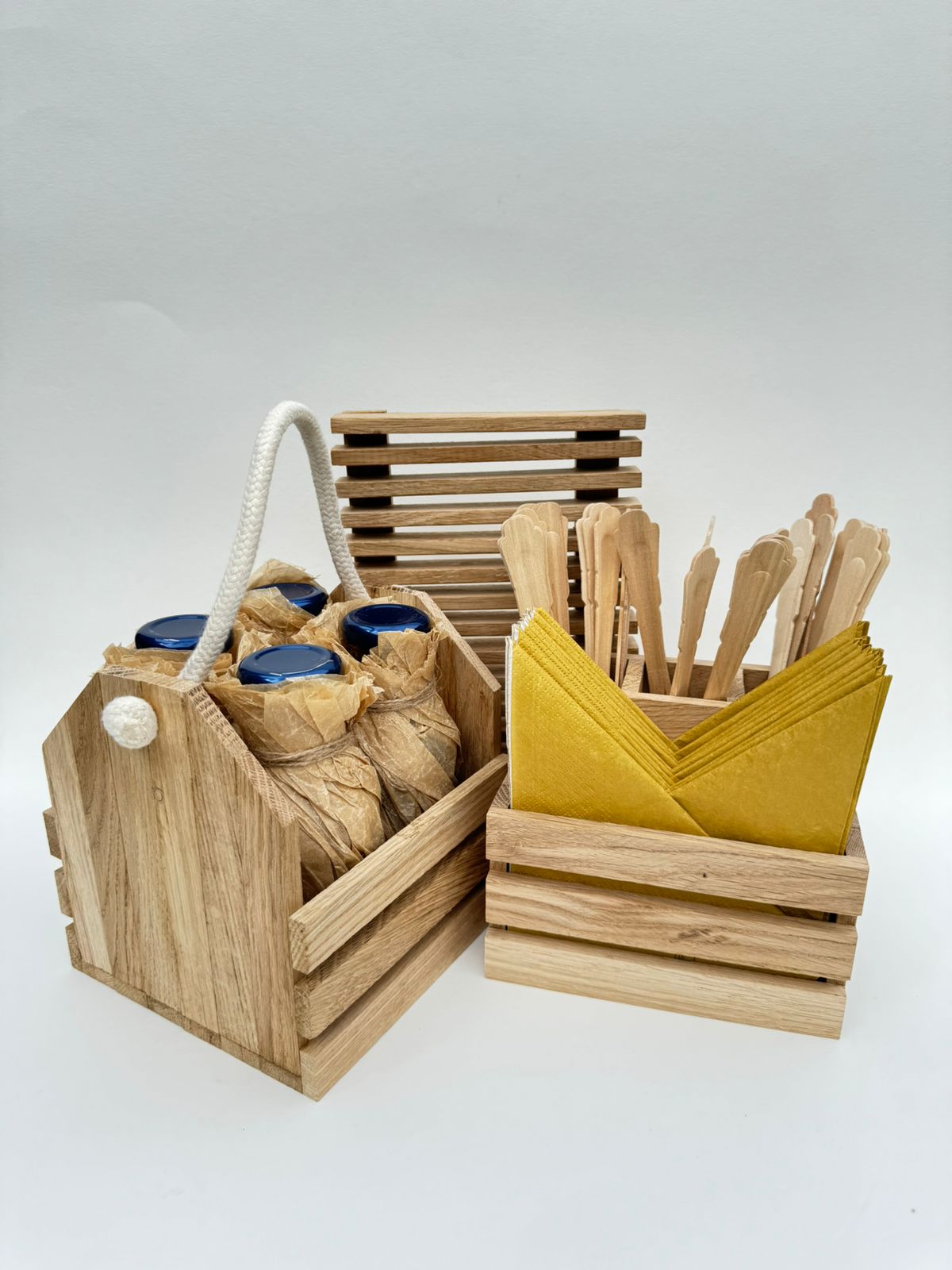 Crealive Holz-Klötzchen Bastelset Allrounder - Eiche
Inhalt:
• zugeschnittene Bastelklötzchen für 1 Organizer, 1 Untersetzer und 1 Korb
• Klötzchenmann Holzleim
• Schleifpapier
• Baumwollseil
• Bastelanleitung
Das „Allrounder Set vom Klötzchenmann“ beinhaltet kreative Projekte, die sowohl praktisch als auch dekorativ sind. Es bietet die Möglichkeit einen Organizer, einen Untersetzer und einen Korb zu gestalten, was es zu einem vielseitigen Set macht, das in vielen Bereichen des Hauses nützlich sein kann