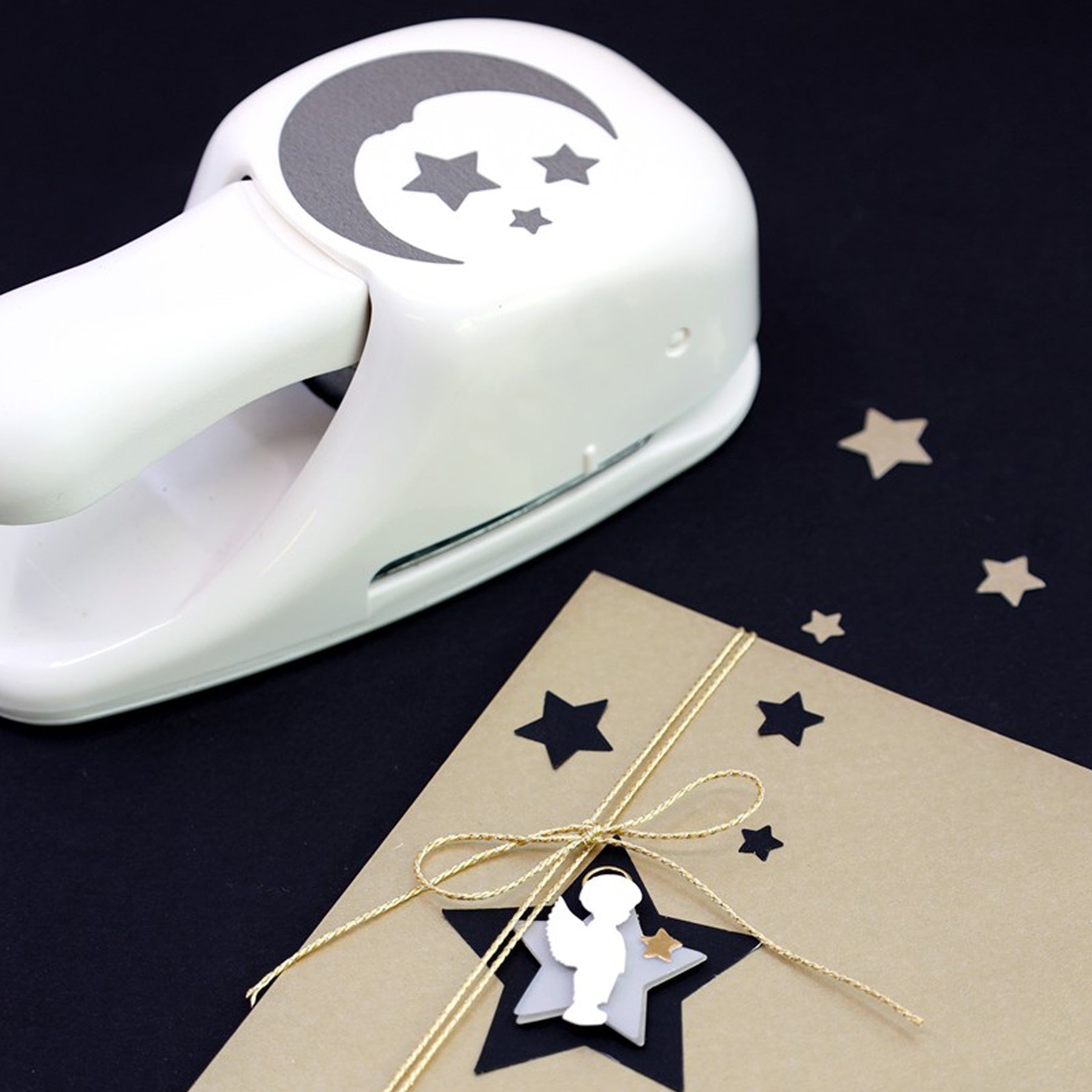 Crealive 3D-Sticker Engel mit Stern
Inhalt:
• 8 x 3D-Engel mit Stern
Die hochwertigen Artoz 3D-Sticker machen Spass und sind das i-Tüpfelchen auf einem Geschenk, zum Basteln von Karten, Einladungen, Geschenkverpackungen, Tischkarten, Deko-Objekte und vielem mehr. - Handgemacht - Swiss Design
Marke: Artoz