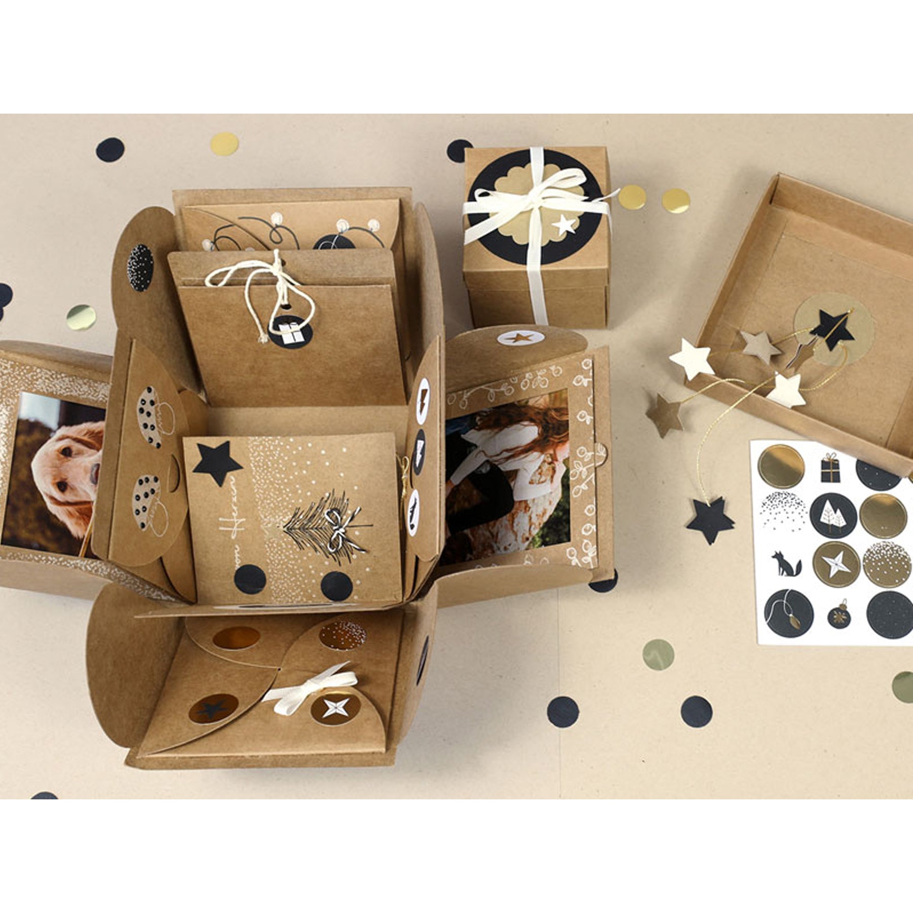Crealive Explosionsbox 125 x 125 mm - Kraft
Spezifikationen:
• Länge: 125 mm
• Breite: 125 mm
• Höhe: 125 mm
• Farbe: Kraft Braun
Diese Explosionsbox / Überraschungsbox kannst du ganz nach deinem Geschmack und passend zur beschenkten Person gestalten. Es sind 2 Schachteln (gross und klein), Rahmen für Bilder, Geschenkband, Masking Tape und ein paar Stickers in diesem Set enthalten. Du kannst sie natürlich auch mit weiteren Motiven verzieren, bemalen oder Deko selber herstellen aus deinem Bastelmaterial-F