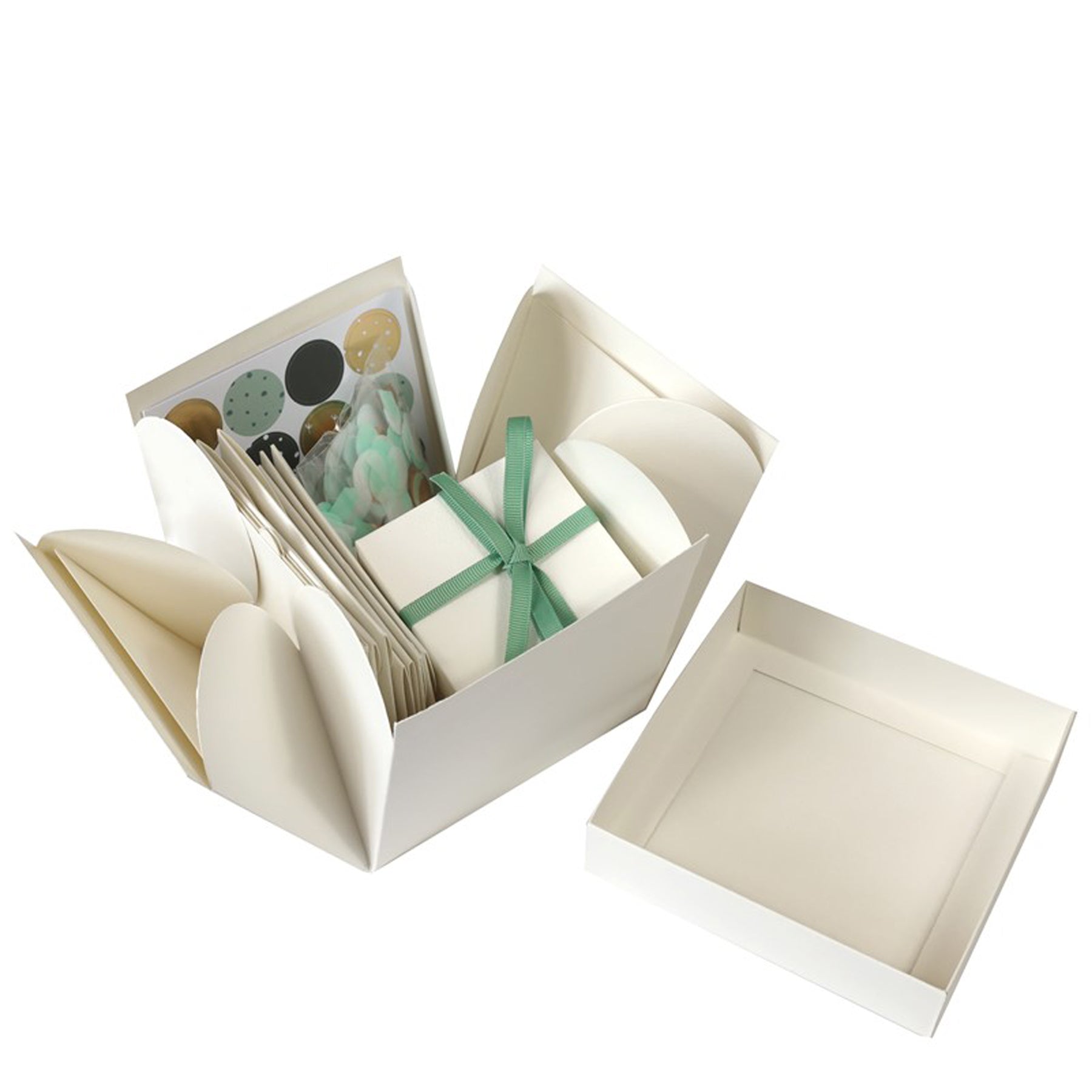 Crealive Explosionsbox 120 x 120 mm - Weiss Diese Explosionsbox / Überraschungsbox kannst du ganz nach deinem Geschmack und passend zur beschenkten Person gestalten. Es sind 2 Schachteln (gross und klein), Rahmen für Bilder, Geschenkband, Masking Tape und ein paar Stickers mit Gold foil print in diesem Set enthalten. Du kannst sie natürlich auch mit weiteren Motiven verzieren, bemalen oder Deko selber herstellen aus deinem Bastelmaterial-Fundus. Erwecke die Magie der Überraschung mit dieser Explosionsbox.