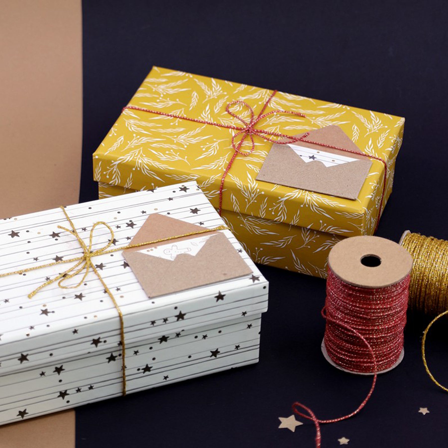 Crealive Geschenkbox - Pure Box rect M - Sterne
Inhalt:
• 1 Box
Spezifikationen:
• Länge: 18 cm
• Breite: 11.4 cm
• Höhe: 6.2 cm
• Limited Edition Pure Box
• Farbe: Weiss mit goldenem Sternen-Dekor
• Swiss Design
• FSC®- Zertifiziert
Mache jeden Moment zu etwas Besonderem mit der Limited Edition Pure Box von Artoz. Verpacke deine Geschenke stilvoll und schenke Freude mit dieser hochwertigen und vielseitig einsetzbaren Box. Ob für Geburtstage, Hochzeiten oder andere festliche Anlässe - diese Geschenkve