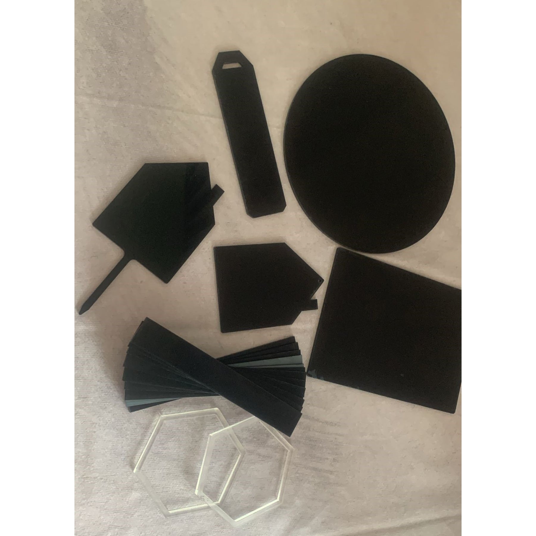 Crealive Black Acryl Set zum PlotAtelier 17 Das Black Set aus Acryl passt perfekt zum kleinen ASLAN PlotAtelier #17 mit dem Thema: „Frühlingshafte Deko mit ASLAN Folien und Acryl“ Die Kreativmappe #17 ist nicht im Preis inbegriffen und kannst du separat dazu bestellen. Das : 12 x Acrylis Klötzchen 1 x Rechteck 1 x Caketopper Häuschen 1 x Little Häuschenliebe 1 x Kreis mit einer Bohrung 1 x Lesezeichen Lotti 2 x 6-Eck aus klaren Acryl