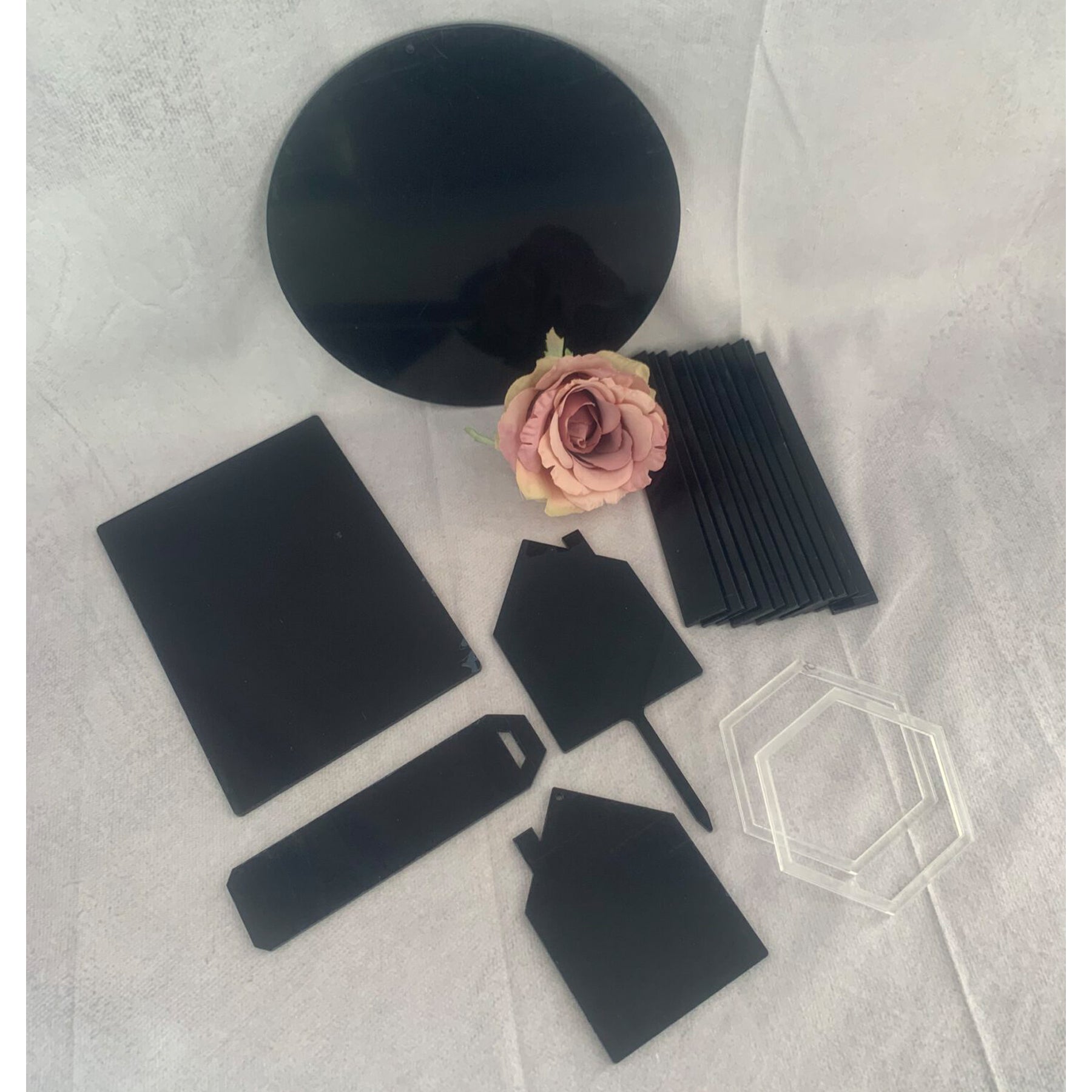 Crealive Black Acryl Set zum PlotAtelier 17 Das Black Set aus Acryl passt perfekt zum kleinen ASLAN PlotAtelier #17 mit dem Thema: „Frühlingshafte Deko mit ASLAN Folien und Acryl“ Die Kreativmappe #17 ist nicht im Preis inbegriffen und kannst du separat dazu bestellen. Das : 12 x Acrylis Klötzchen 1 x Rechteck 1 x Caketopper Häuschen 1 x Little Häuschenliebe 1 x Kreis mit einer Bohrung 1 x Lesezeichen Lotti 2 x 6-Eck aus klaren Acryl