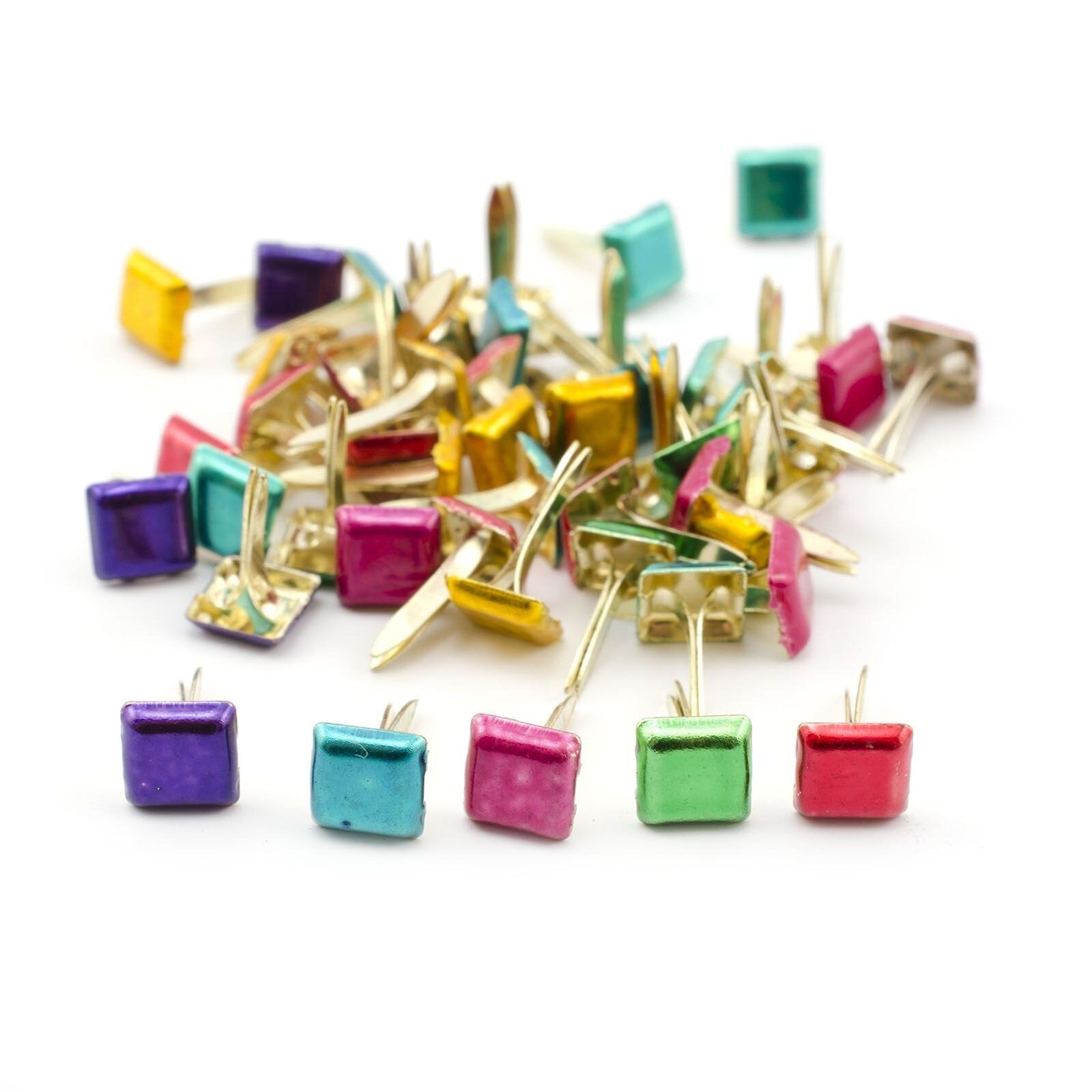 Crealive Brads - Square Metallic
Inhalt:
• 50 Musterklammern / Brads
Spezifikationen:
• Form: Quadratisch
• Oberfläche: Metallic
• Grösse: 5 mm
• Farben: Rot, Violett, Blau, Pink & Grün
Musterklammern / Brads sind geeignet für:
• Karten- & Boxen-Verzierungen
• Scrapbooking
• Geschenke
• kleine Tüten
• Mixed Media
• Journaling
Musterklammern / Brads sind hervorragend zum Dekorieren und Verzieren von Karten, Scrapbooking Seiten, persönliche Geschenke oder zum Verschliessen kleiner Tüten. Sie lassen si