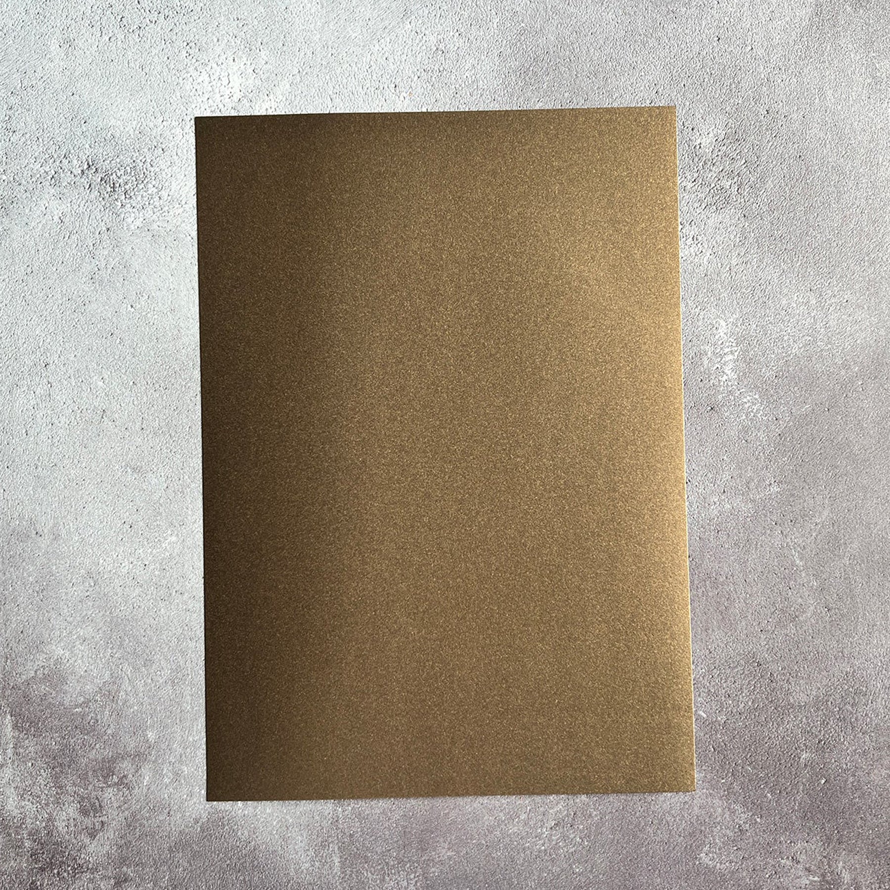 Crealive Pearl Paper 240 g/m2 - A4 - Dark Brown
Spezifikationen:
• A4 (21.0 cm x 29.7 cm)
• 240 g/m2
• beidseitig gefärbt
Pearl-Karton ist geeignet für:
• edle Karten
• Karten-Verzierungen (ein scharfes Messer verwenden)
• kleine Geschenkboxen
• Plotten
• Scrapbooking
