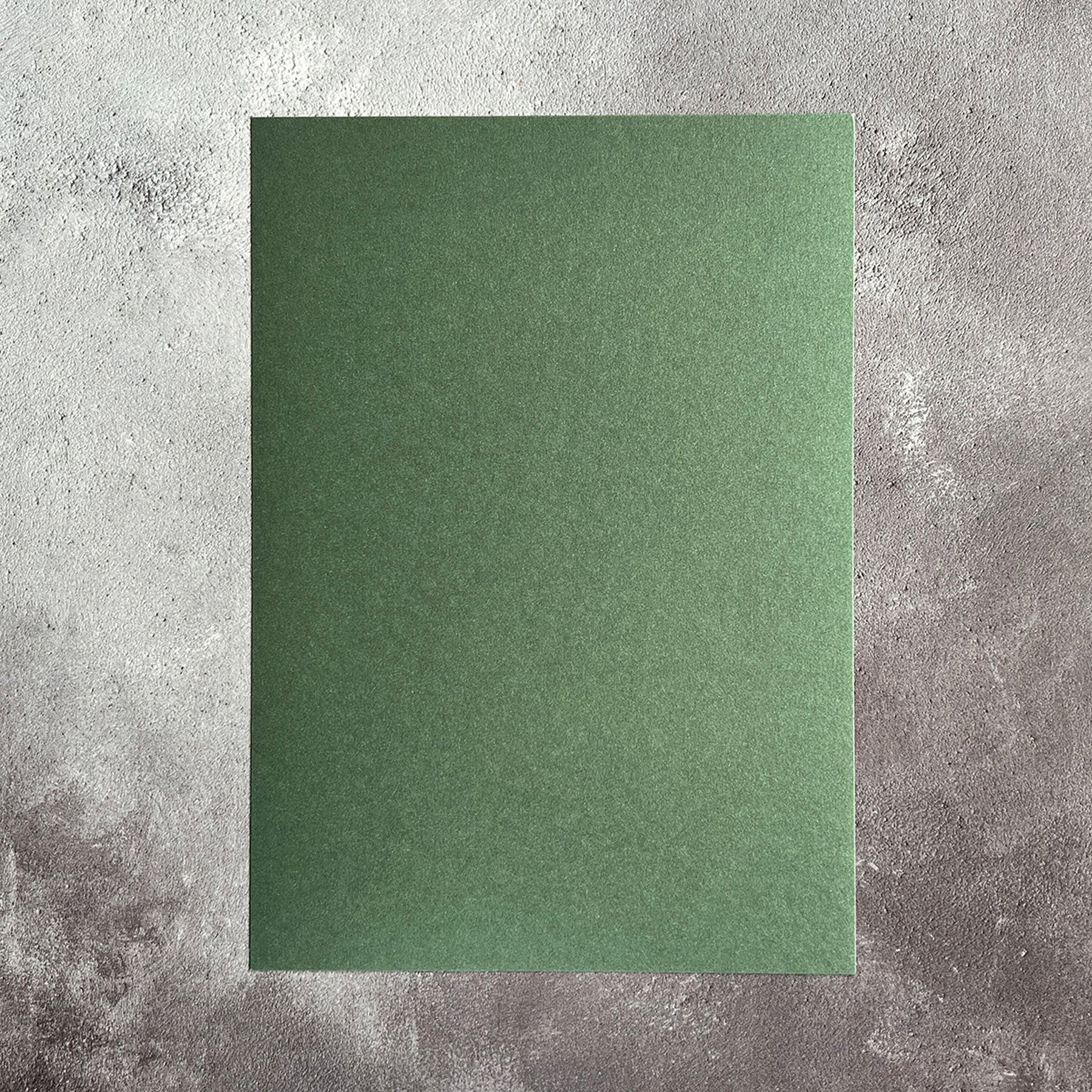 Crealive Pearl Paper 240 g/m2 - A4 - Forest Green
Spezifikationen:
• A4 (21.0 cm x 29.7 cm)
• 240 g/m2
• beidseitig gefärbt
Pearl-Karton ist geeignet für:
• edle Karten
• Karten-Verzierungen (ein scharfes Messer verwenden)
• kleine Geschenkboxen
• Plotten
• Scrapbooking