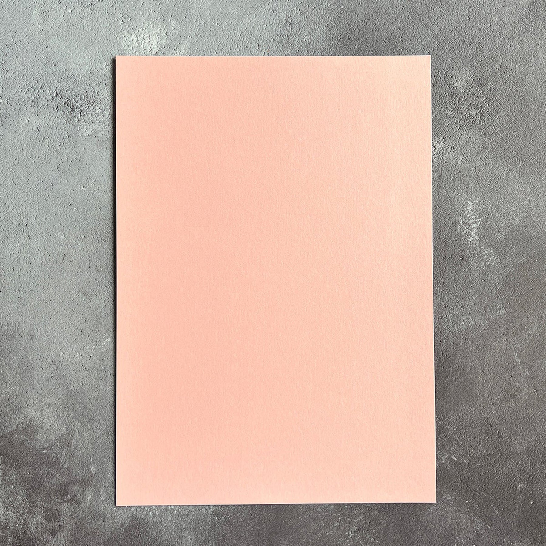 Crealive Pearl Paper 240 g/m2 - A4 - Pink
Spezifikationen:
• A4 (21.0 cm x 29.7 cm)
• 240 g/m2
• beidseitig gefärbt
Pearl-Karton ist geeignet für:
• edle Karten
• Karten-Verzierungen (ein scharfes Messer verwenden)
• kleine Geschenkboxen
• Plotten
• Scrapbooking