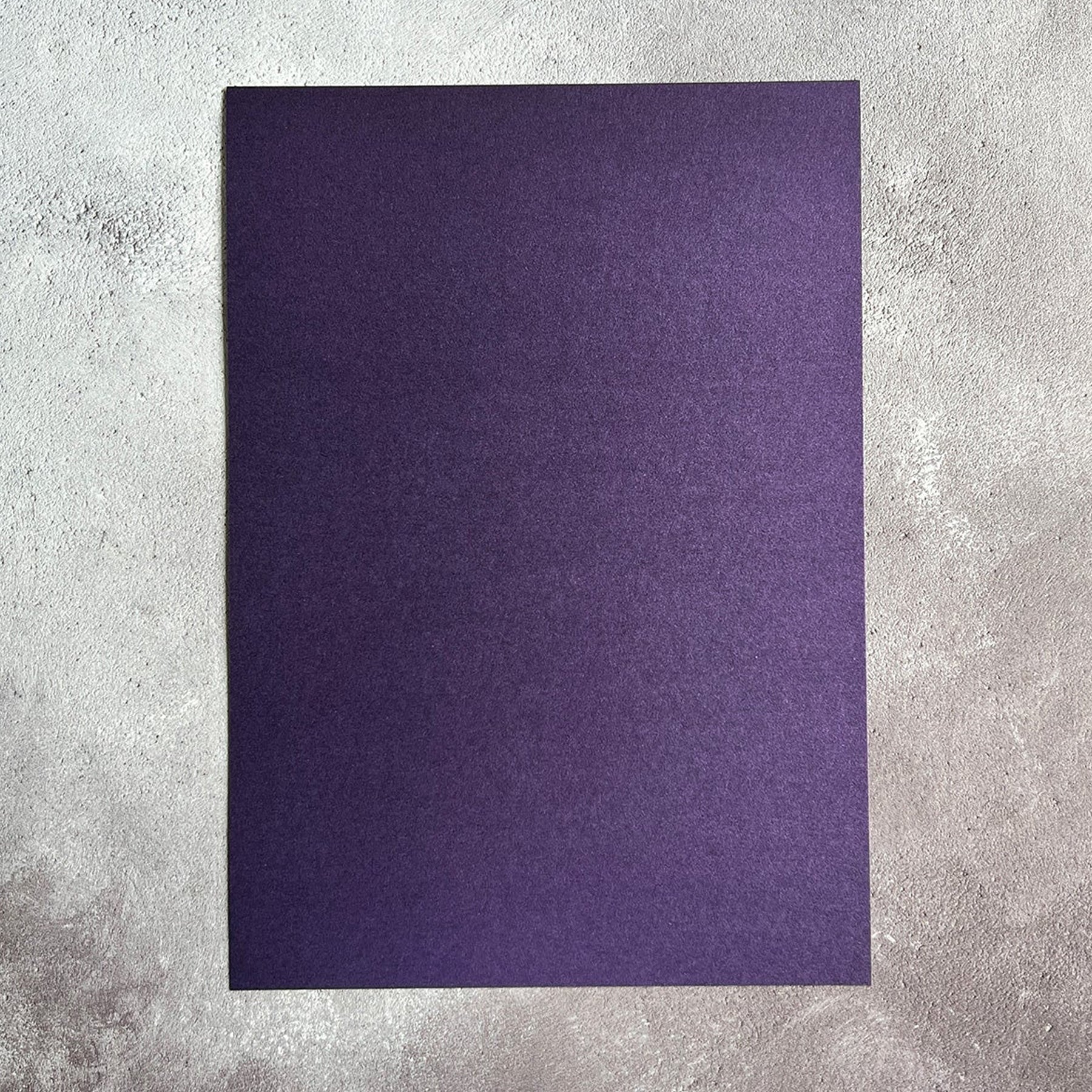 Crealive Pearl Paper 240 g/m2 - A4 - Purple
Spezifikationen:
• A4 (21.0 cm x 29.7 cm)
• 240 g/m2
• beidseitig gefärbt
Pearl-Karton ist geeignet für:
• edle Karten
• Karten-Verzierungen (ein scharfes Messer verwenden)
• kleine Geschenkboxen
• Plotten
• Scrapbooking