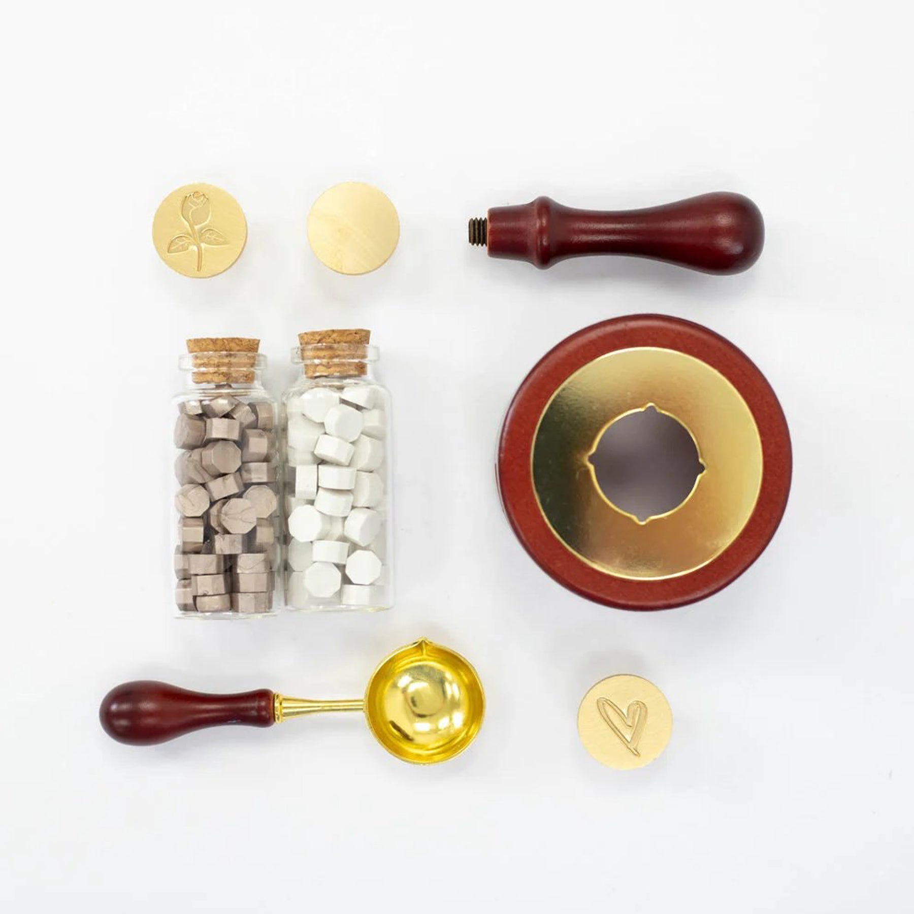 Crealive Wachssiegel "Everyday" - Wax Seal Kit - Wachssiegel Kit
Inhalt:
• Motiv: "Everyday"
• Teelichtdeckel
• Wachsschmelzlöffel
• hölzernen Stempelgriff mit drei austauschbaren Stempelmotiven
• zwei Gläser mit 50 Wachsperlen, mit denen du entweder perlweisse oder champagnergoldene Wachssiegel entwerfen kannst
• drei zeitlose Motive - Herz, Blume oder einem schlichten Stempel.
Ganz gleich, ob Du Umschläge verschliessen oder eine 3D-Dekoration für Karten oder Hochzeitseinladungen kreieren möchtest, Du k