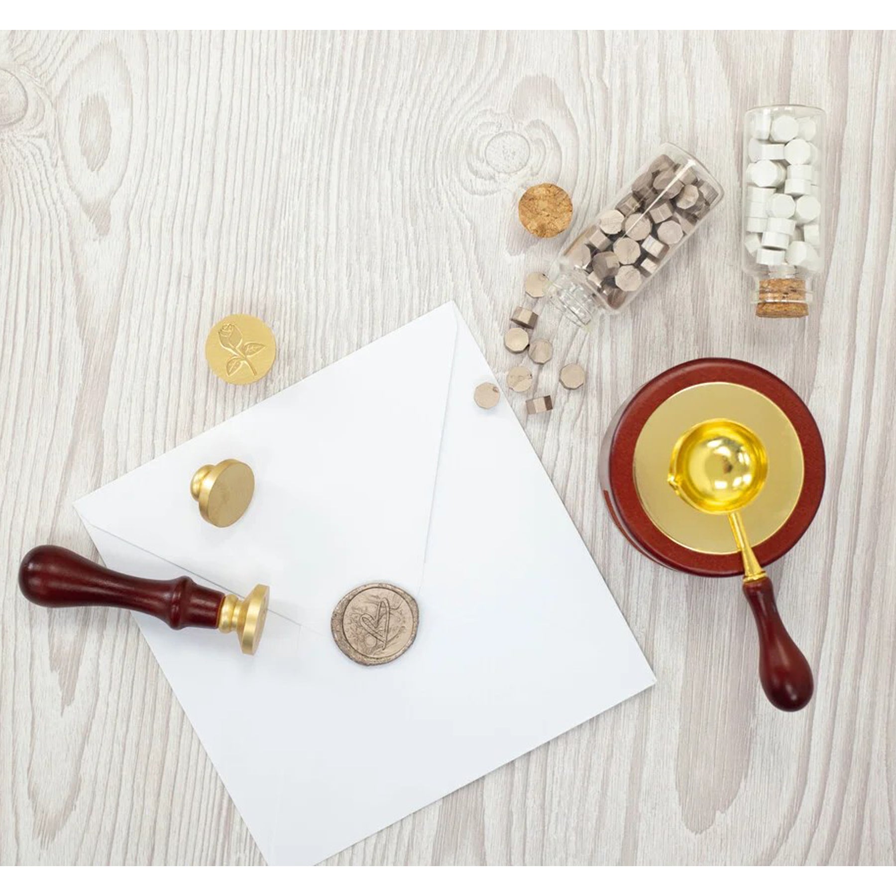 Crealive Wachssiegel "Everyday" - Wax Seal Kit - Wachssiegel Kit
Inhalt:
• Motiv: "Everyday"
• Teelichtdeckel
• Wachsschmelzlöffel
• hölzernen Stempelgriff mit drei austauschbaren Stempelmotiven
• zwei Gläser mit 50 Wachsperlen, mit denen du entweder perlweisse oder champagnergoldene Wachssiegel entwerfen kannst
• drei zeitlose Motive - Herz, Blume oder einem schlichten Stempel.
Ganz gleich, ob Du Umschläge verschliessen oder eine 3D-Dekoration für Karten oder Hochzeitseinladungen kreieren möchtest, Du k