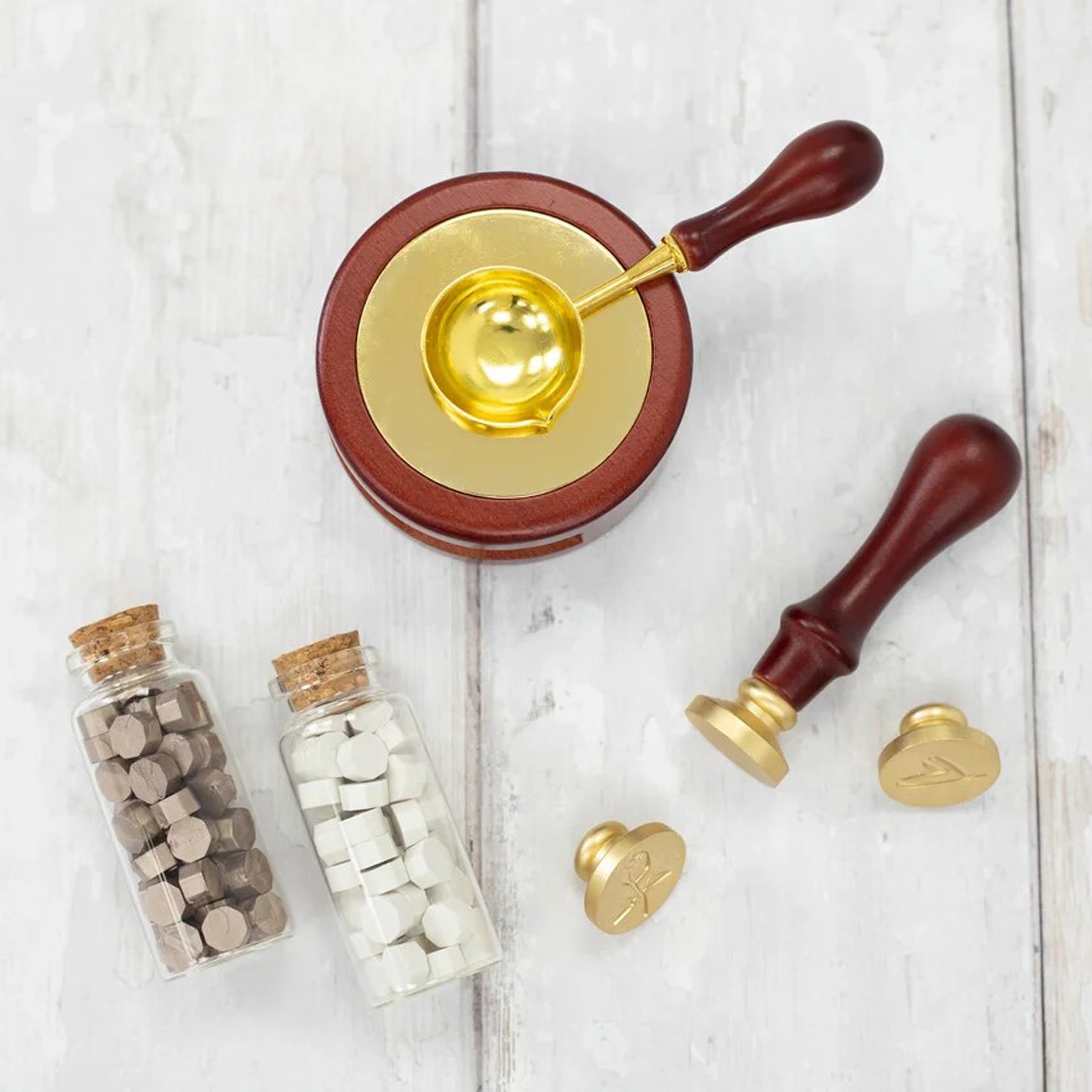 Crealive Wachssiegel "Everyday" - Wax Seal Kit - Wachssiegel Kit
Inhalt:
• Motiv: "Everyday"
• Teelichtdeckel
• Wachsschmelzlöffel
• hölzernen Stempelgriff mit drei austauschbaren Stempelmotiven
• zwei Gläser mit 50 Wachsperlen, mit denen du entweder perlweisse oder champagnergoldene Wachssiegel entwerfen kannst
• drei zeitlose Motive - Herz, Blume oder einem schlichten Stempel.
Ganz gleich, ob Du Umschläge verschliessen oder eine 3D-Dekoration für Karten oder Hochzeitseinladungen kreieren möchtest, Du k