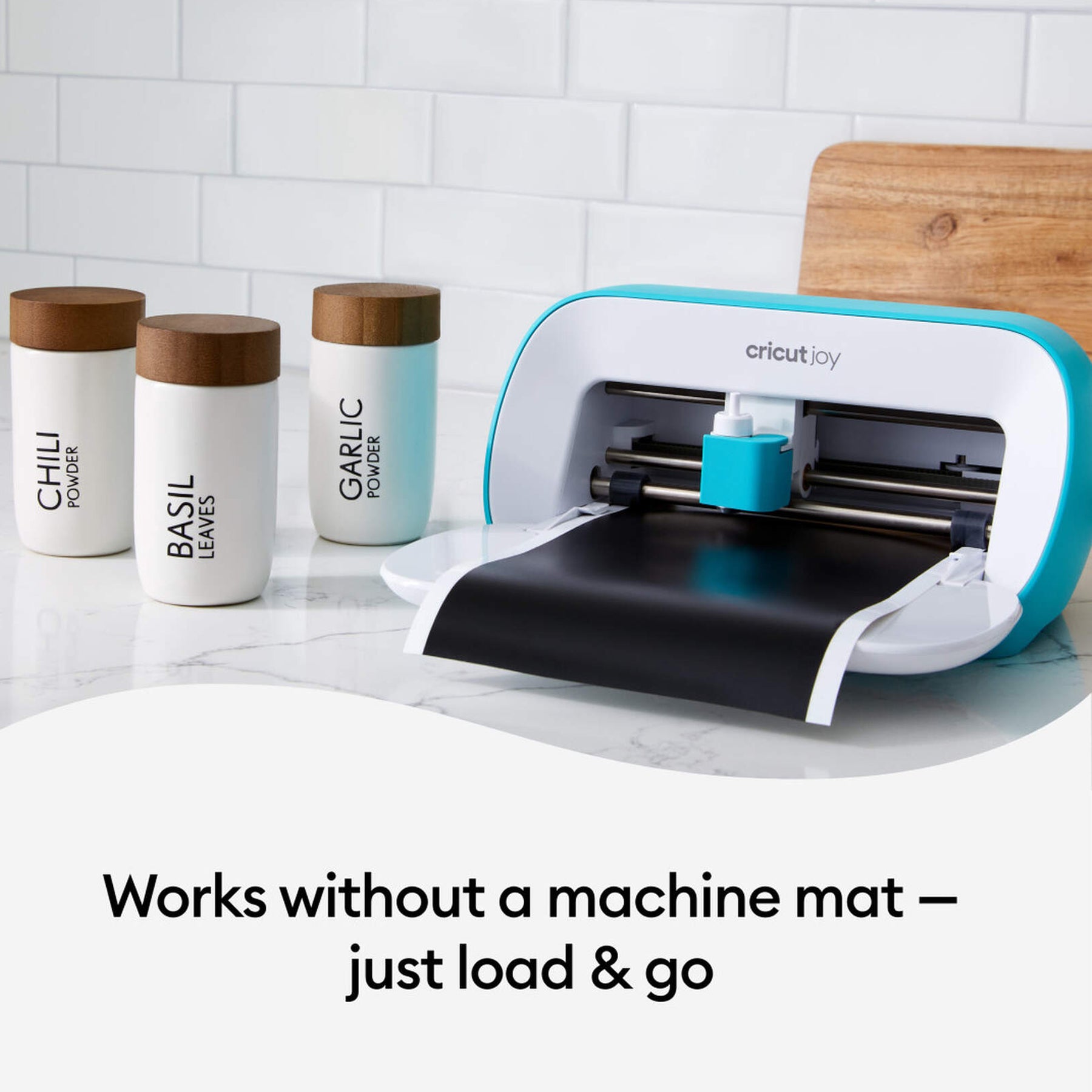 Crealive Cricut Joy Smart Vinylfolie Permanent - Weiss matt Die Smart Vinylfolie von Cricut funktioniert ohne Schneidematte. Du kannst sie also einfach in die Joy einlegen & loslegen. Sie lässt sich leicht Entgittern und mühelos übertragen. Inhalt: 1 Rolle Cricut Joy Smart Vinylfolie 13.9 x 121.9 cm (5.5" x 48") Spezifikationen: Cricut Joy Smart Vinylfolie Farbe: Weiss selbstklebend permanent; hält bis zu 3 Jahren Grösse: 13.9 x 121.9 cm (5.5" x 48") wasser- und lichtbeständig