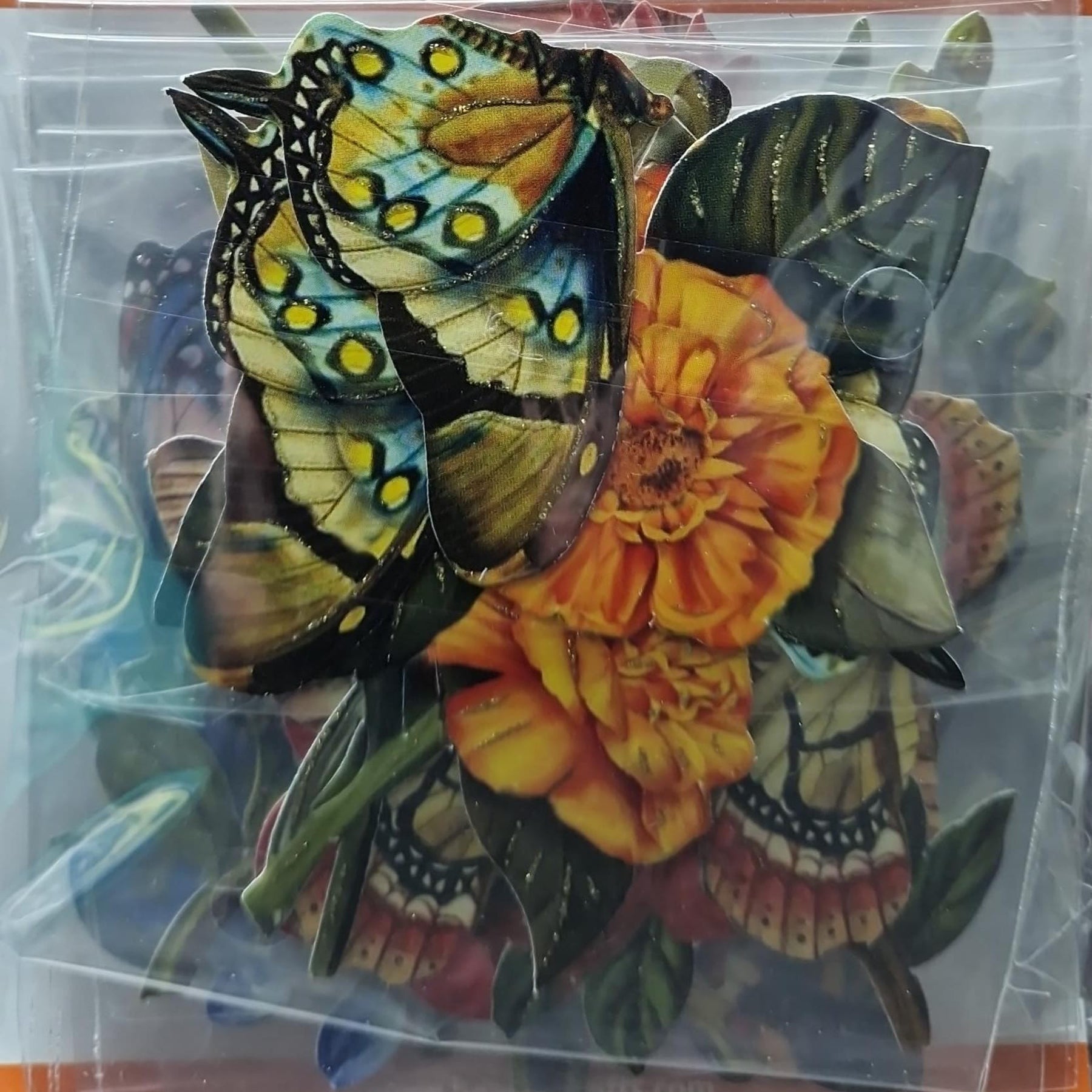 Crealive 3D Topper / Aufsatz - Butterfly Flowers
Inhalt:
• 10 verschiedene 3D Designs
Spezifikationen:
• Grösse: 1 Design ca. 8 x 8 cm
• Papiergewicht: 280 g/m2
• jedes Design besteht aus 3 gestanzten Teilen (jeweils separat abgepackt)
• feine Glitzer-Verzierungen
Diese Aufsätze sind geeignet für:
• Karten
• Verzierungen für Boxen, Geschenk-Verpackungen, Geschenktaschen, etc.
• Scrapbooking
• Mixed Media
• Journaling
Dieser 3D Bastelaufsatz macht das Basteln einfach und bereitet Spass. Mit den 3D-De