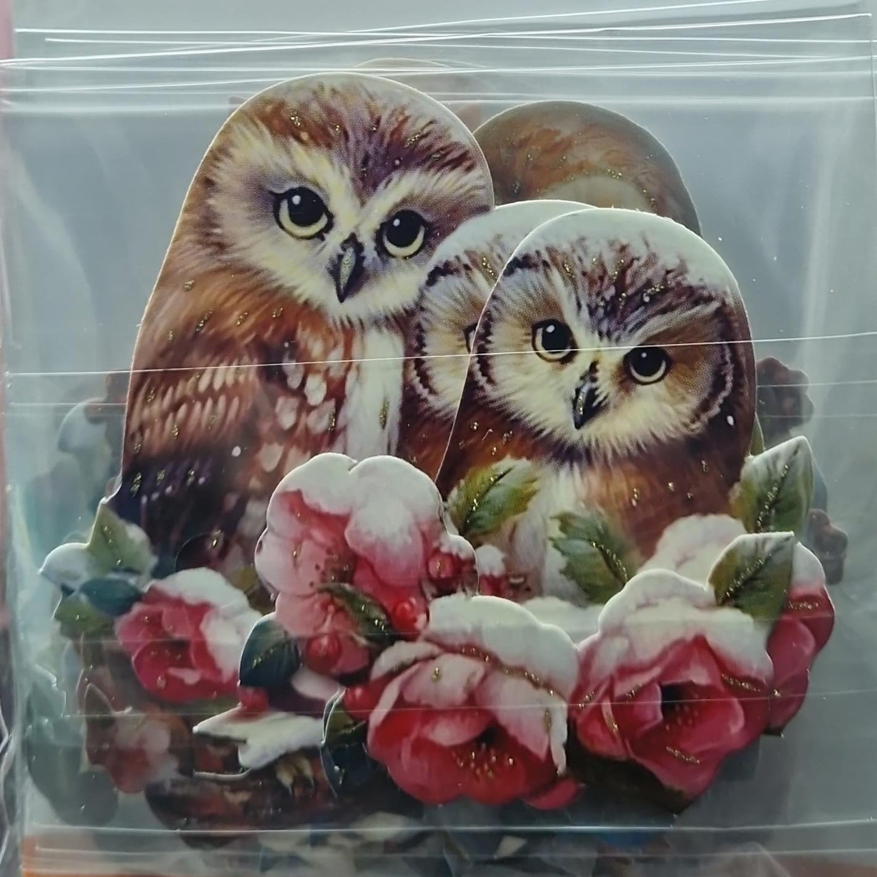 Crealive 3D Topper / Aufsatz - Cuddling Owls
Inhalt:
• 10 verschiedene 3D Designs
Spezifikationen:
• Grösse: 1 Design ca. 8 x 8 cm
• Papiergewicht: 280 g/m2
• jedes Design besteht aus 3 gestanzten Teilen (jeweils separat abgepackt)
• feine Glitzer-Verzierungen
Diese Aufsätze sind geeignet für:
• Karten
• Verzierungen für Boxen, Geschenk-Verpackungen, Geschenktaschen, etc.
• Scrapbooking
• Mixed Media
• Journaling
Dieser 3D Bastelaufsatz macht das Basteln einfach und bereitet Spass. Mit den 3D-Design