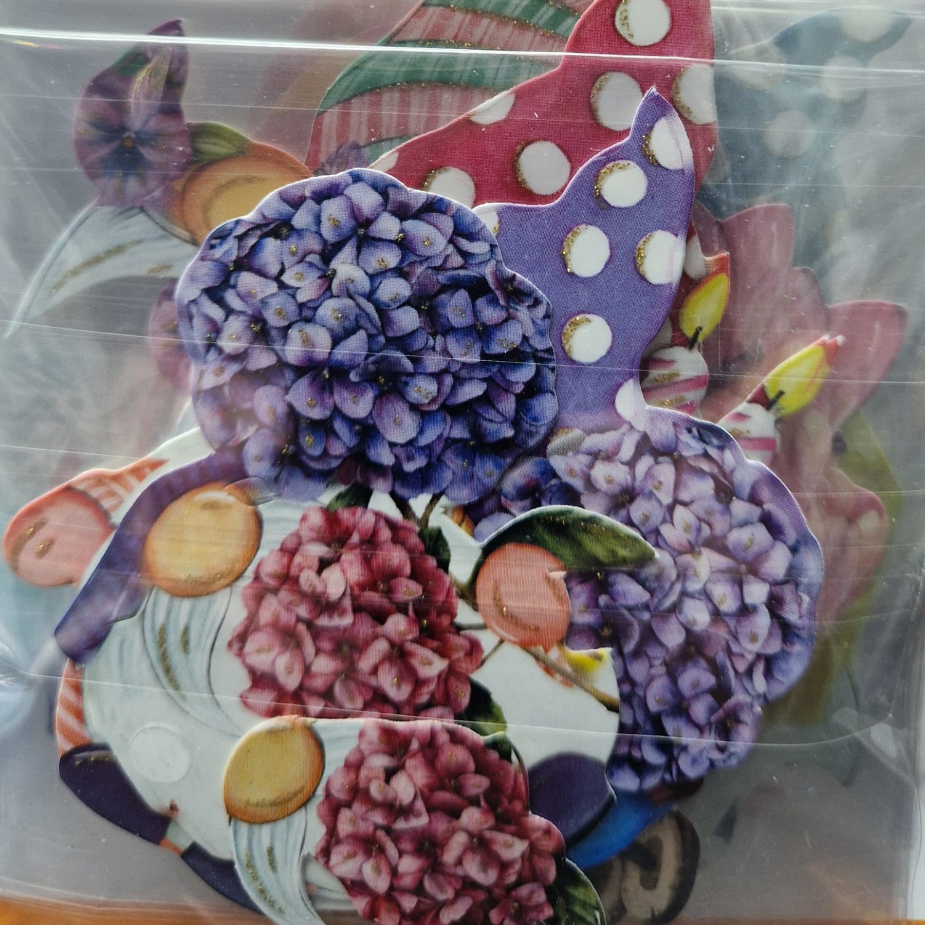 Crealive 3D Topper / Aufsatz - Dwarf in Spring
Inhalt:
• 10 verschiedene 3D Designs
Spezifikationen:
• Grösse: 1 Design ca. 8 x 8 cm
• Papiergewicht: 280 g/m2
• jedes Design besteht aus 3 gestanzten Teilen (jeweils separat abgepackt)
• feine Glitzer-Verzierungen
Diese Aufsätze sind geeignet für:
• Karten
• Verzierungen für Boxen, Geschenk-Verpackungen, Geschenktaschen, etc.
• Scrapbooking
• Mixed Media
• Journaling
Dieser 3D Bastelaufsatz macht das Basteln einfach und bereitet Spass. Mit den 3D-Desi